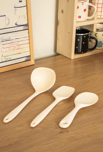 Emaylab Silikon 3’lü Set Yemek Servis Kaşığı Asılabilir Kaşık, Yanmayan Silikon Kaşık