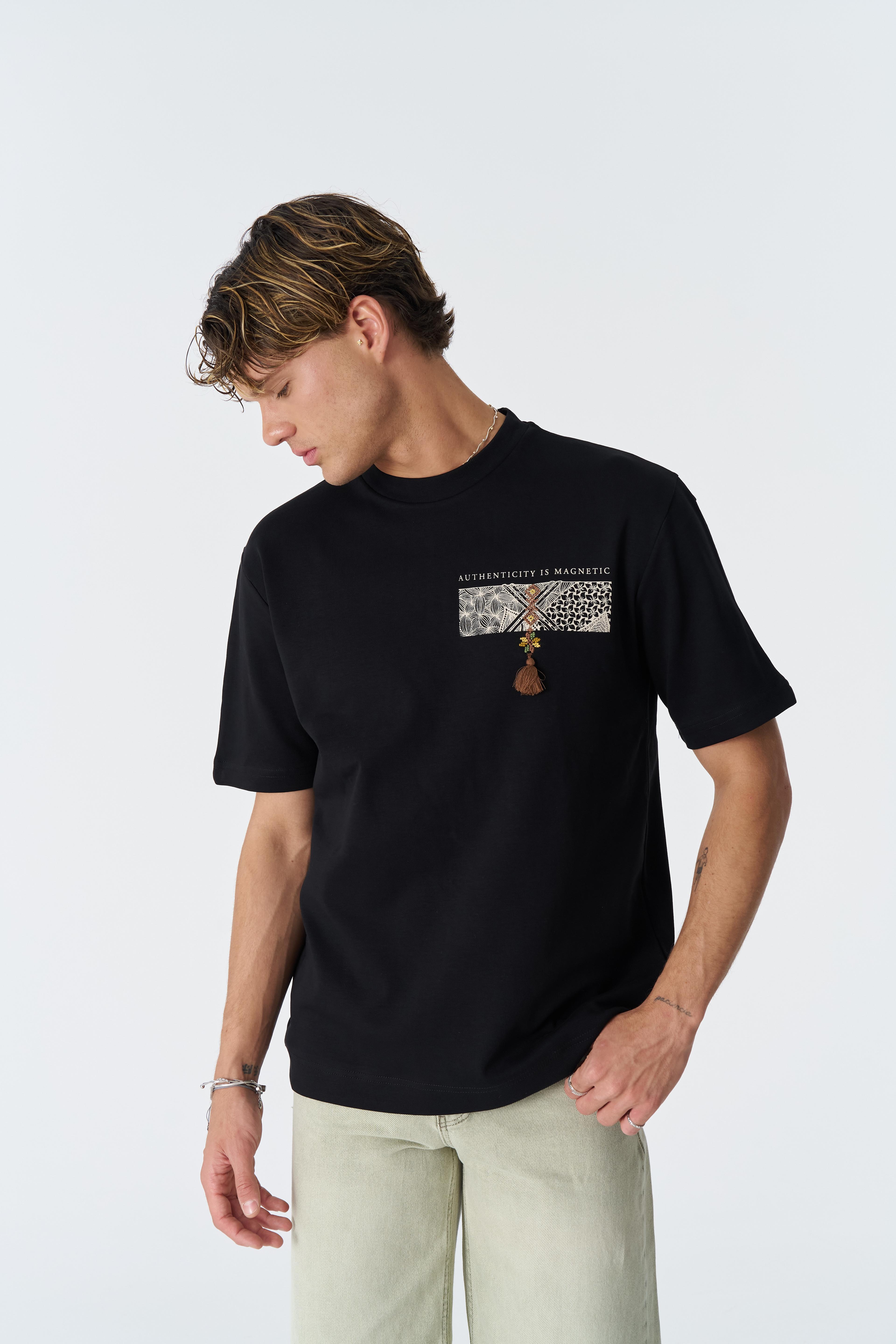 “Authenticity is Magnetic” Oversize Tişört - Siyah