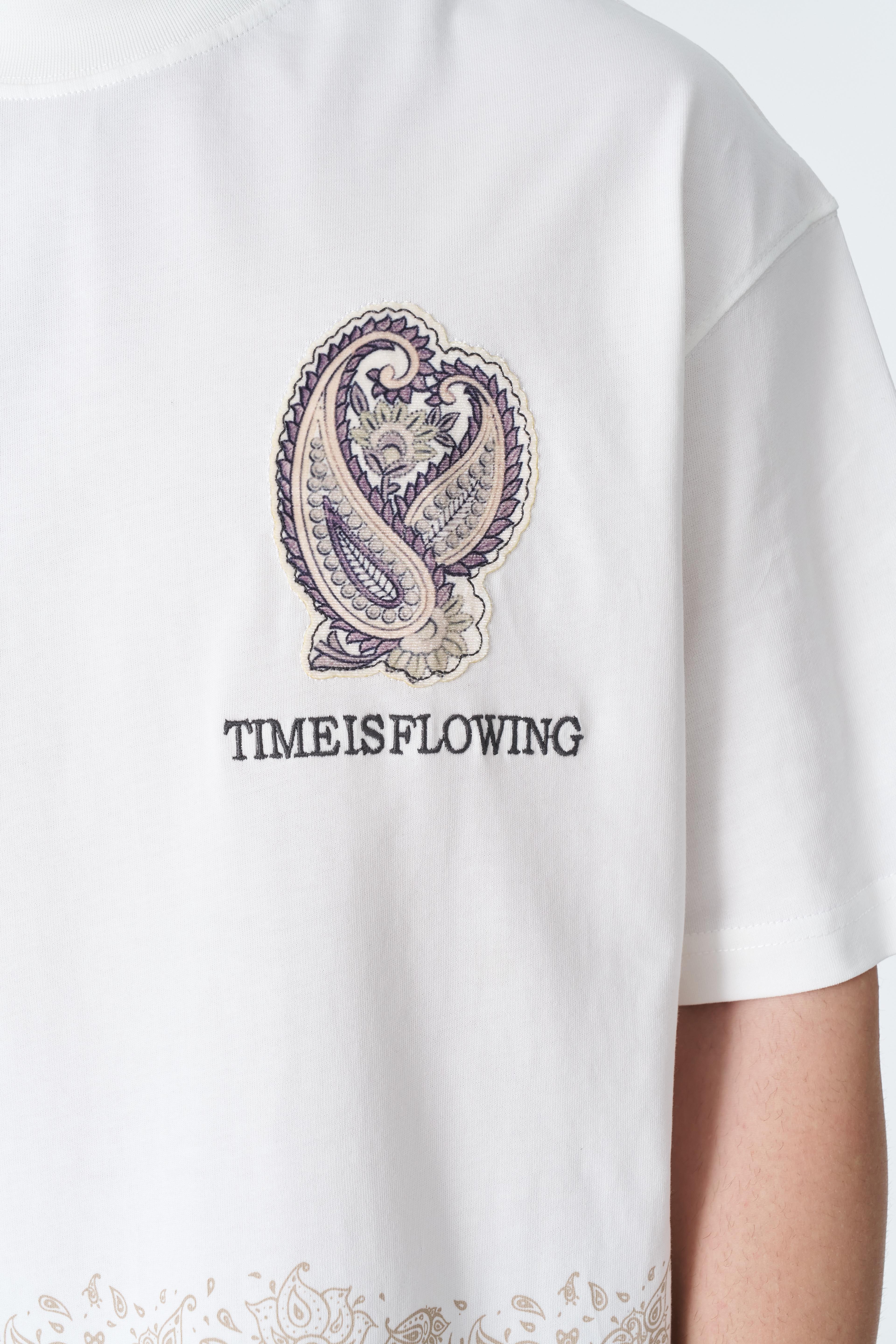 TIME IS FLOWING Oversize Tişört – %100 Pamuk - Beyaz