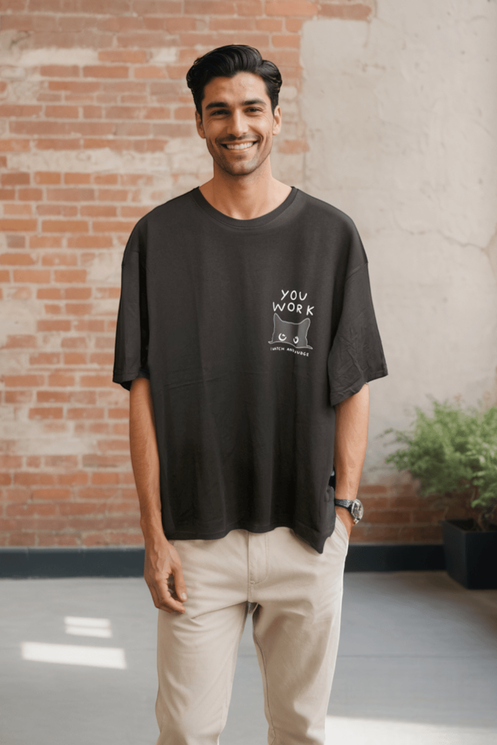 "You Work – I Watch and Judge" Baskılı Oversize Tişört - Siyah