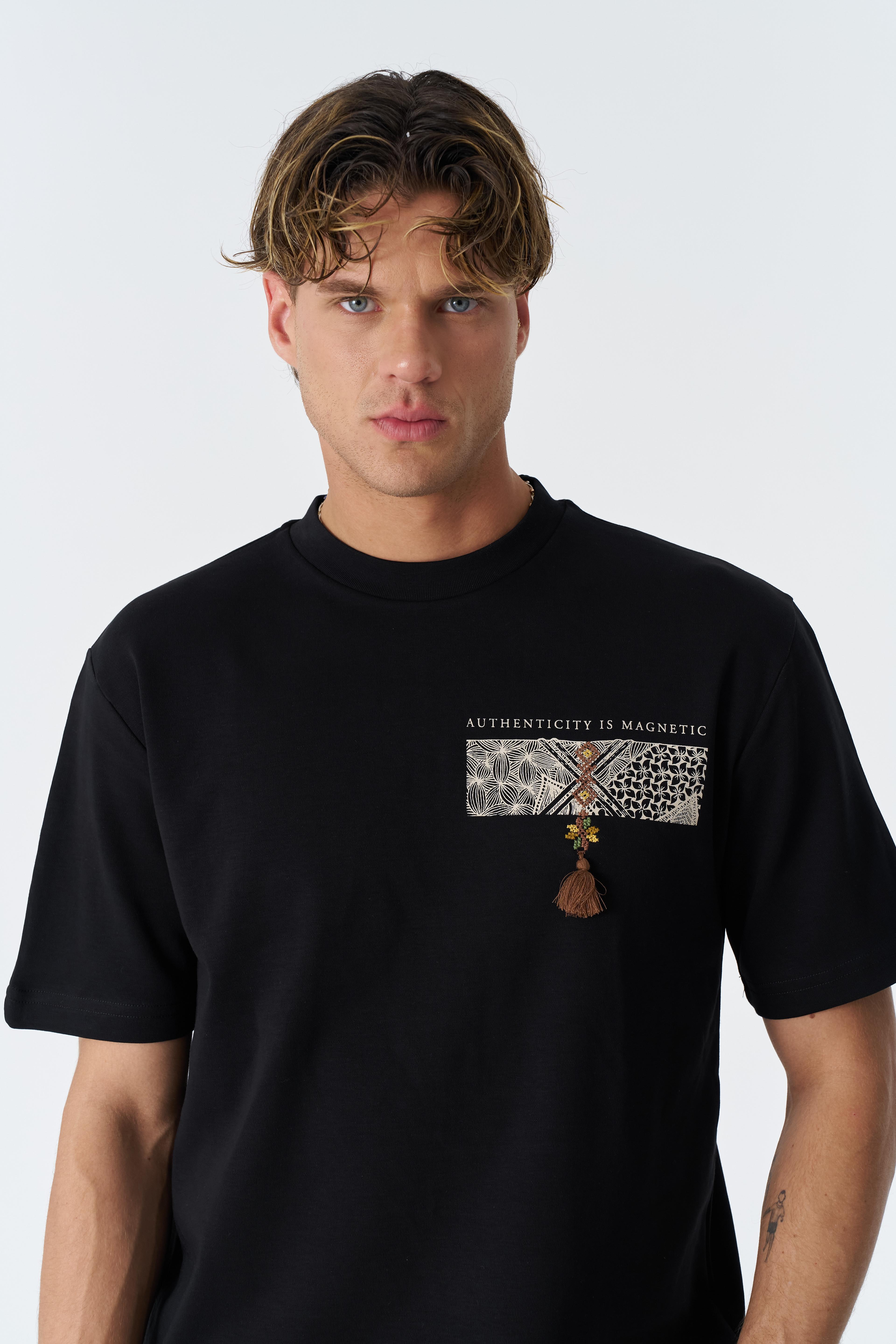 “Authenticity is Magnetic” Oversize Tişört - Siyah