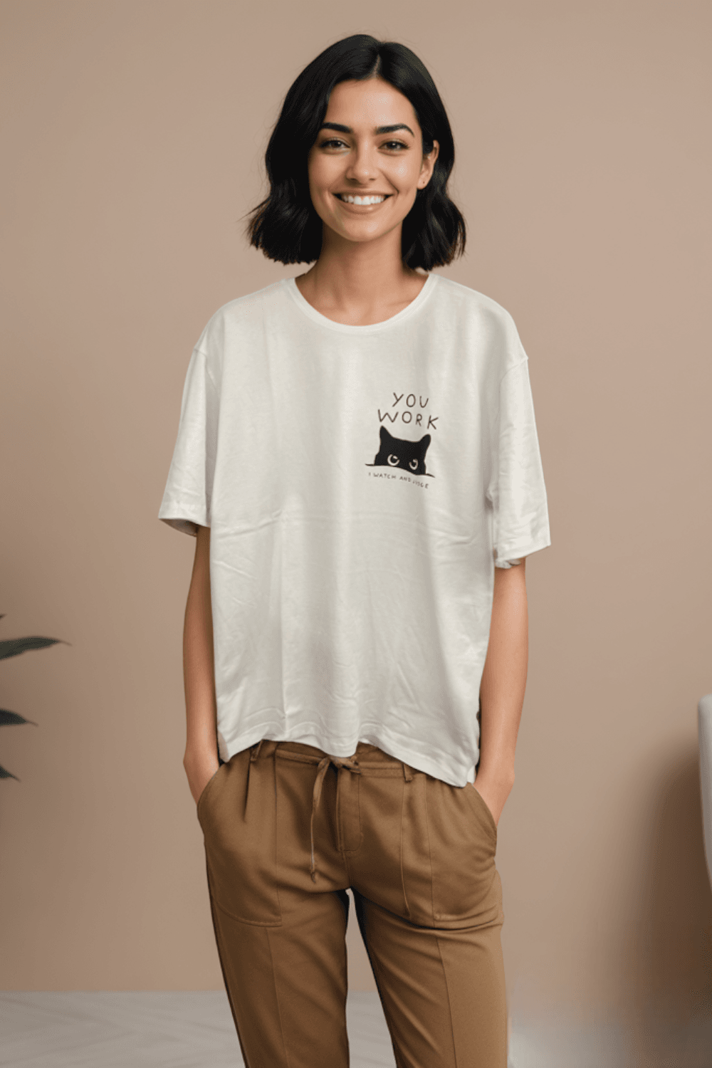 "You Work – I Watch and Judge" Baskılı Oversize Tişört - Beyaz