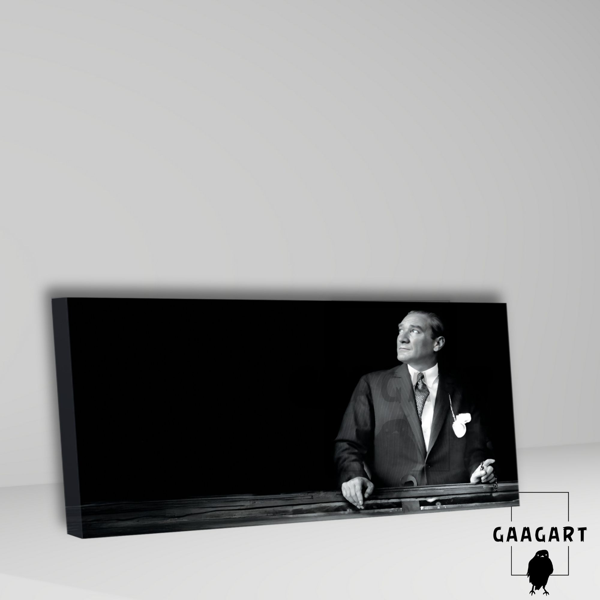Panoramik Kanvas Duvar Tablosu Yukarı Bakan Atatürk