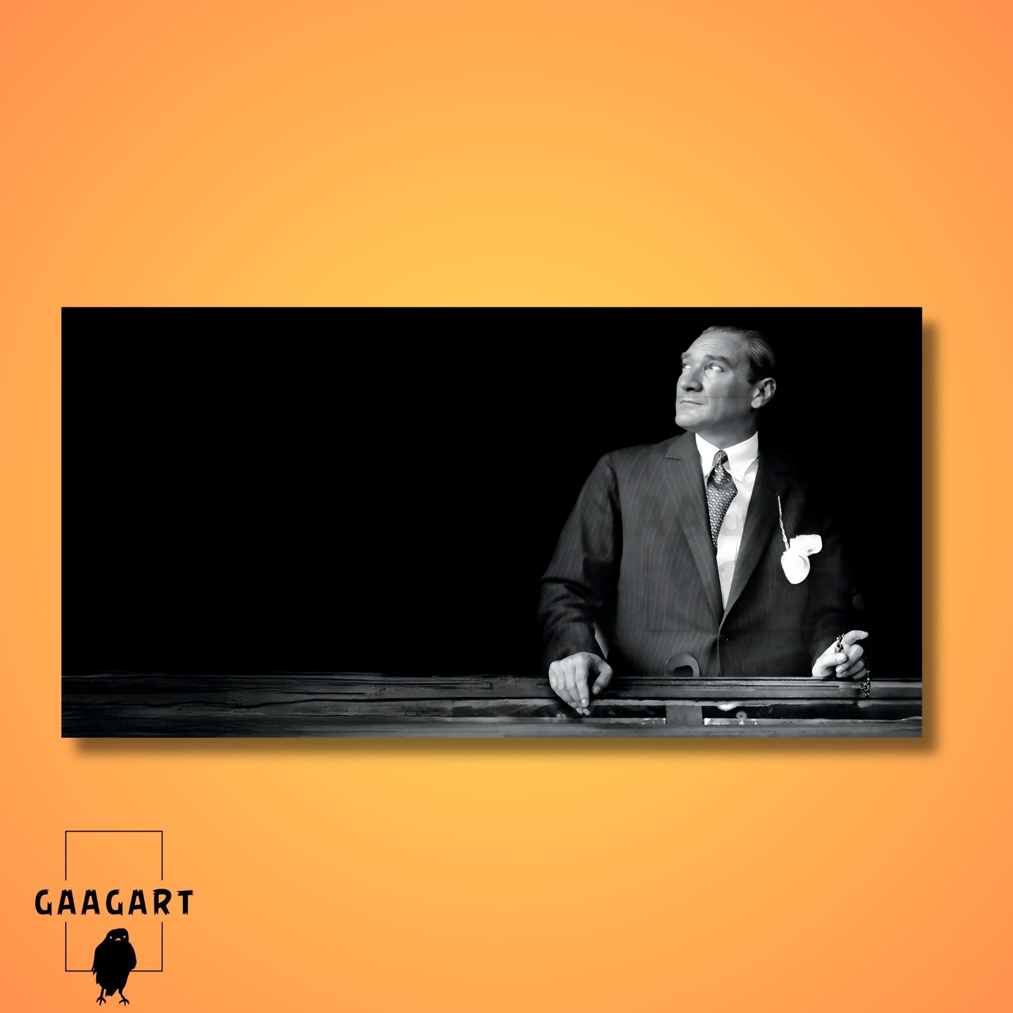 Panoramik Kanvas Duvar Tablosu Yukarı Bakan Atatürk