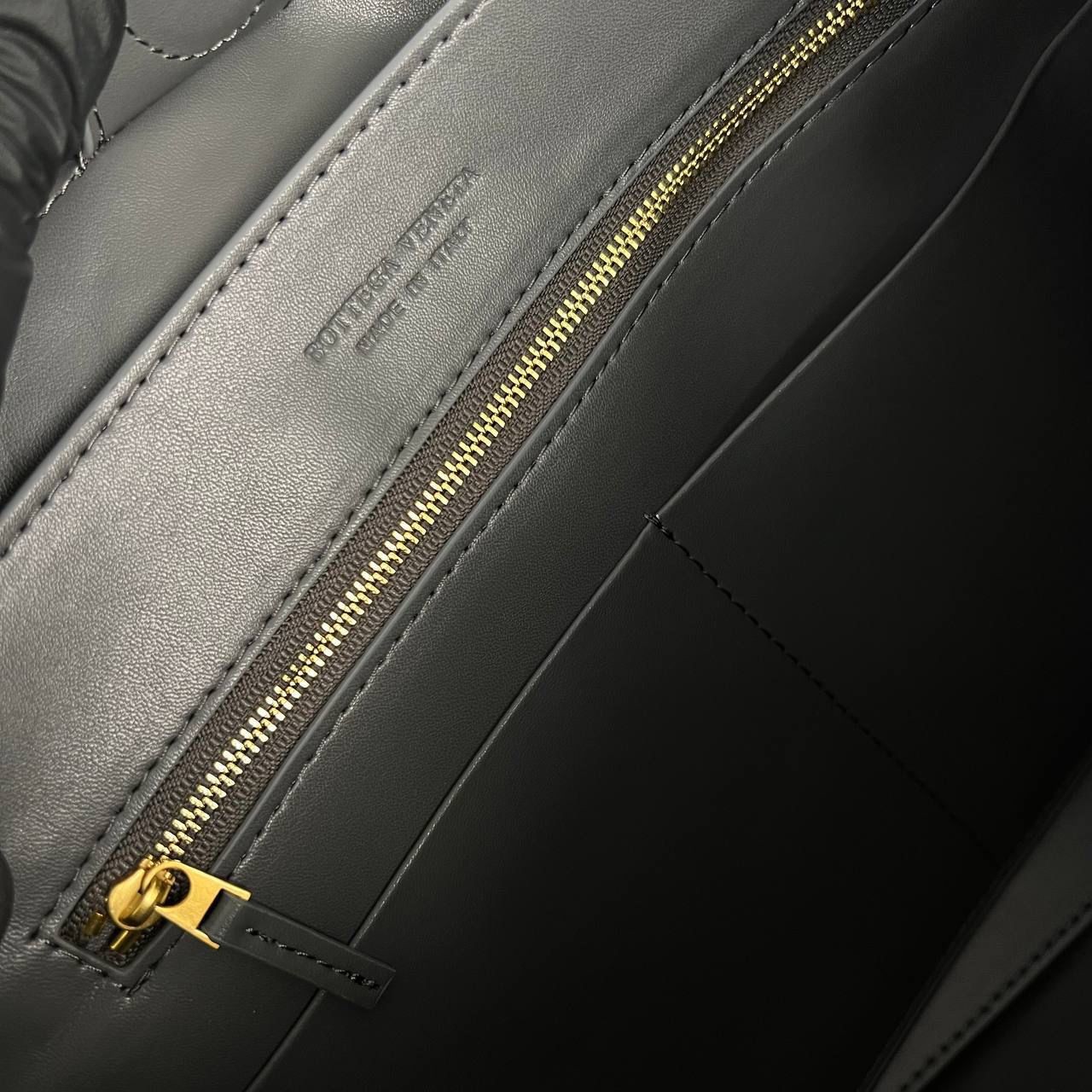 Bottega Veneta Koyu Gri Andiamo Big 32x25 cm