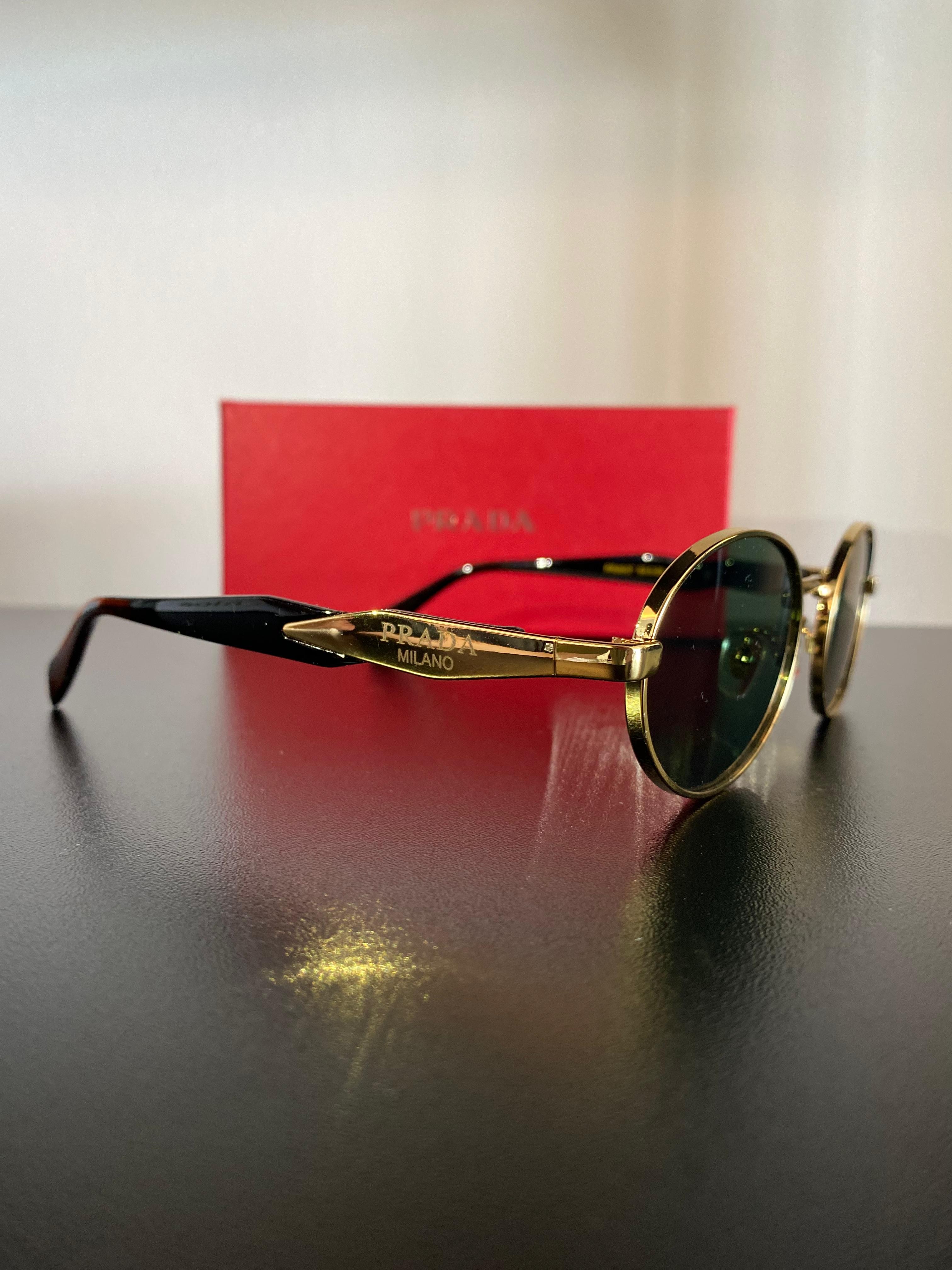 Prada Kadın Gold Çerçeve Yeşil Camlı Güneş Gözlüğü