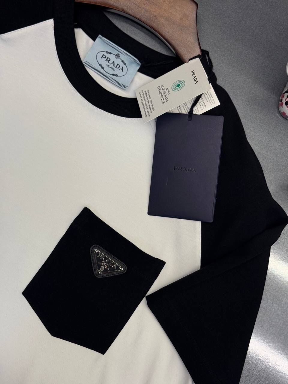 PRADA Metal Logo ve Cep Detaylı Beyaz Erkek T-Shirt 9314