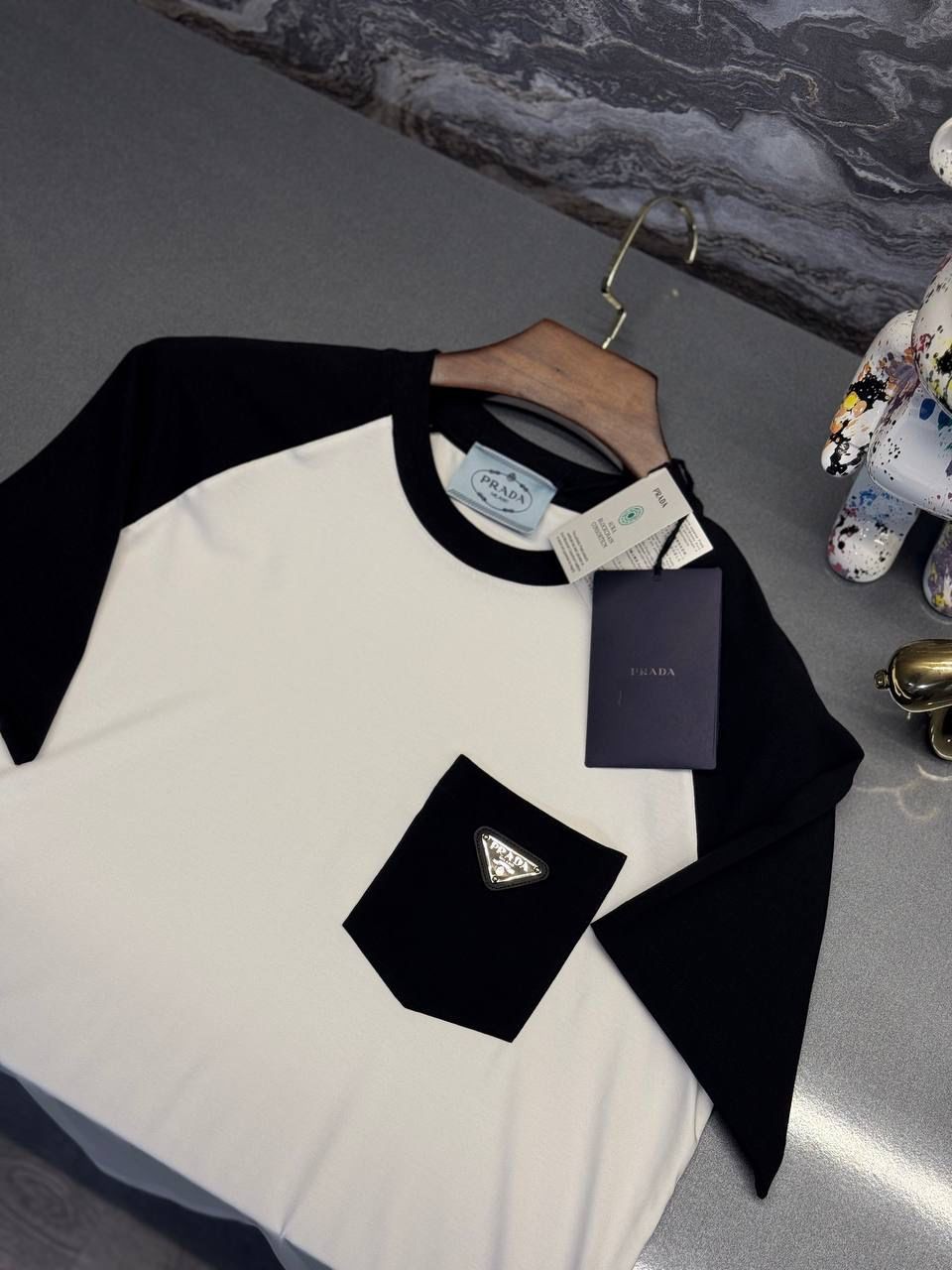 PRADA Metal Logo ve Cep Detaylı Beyaz Erkek T-Shirt 9314
