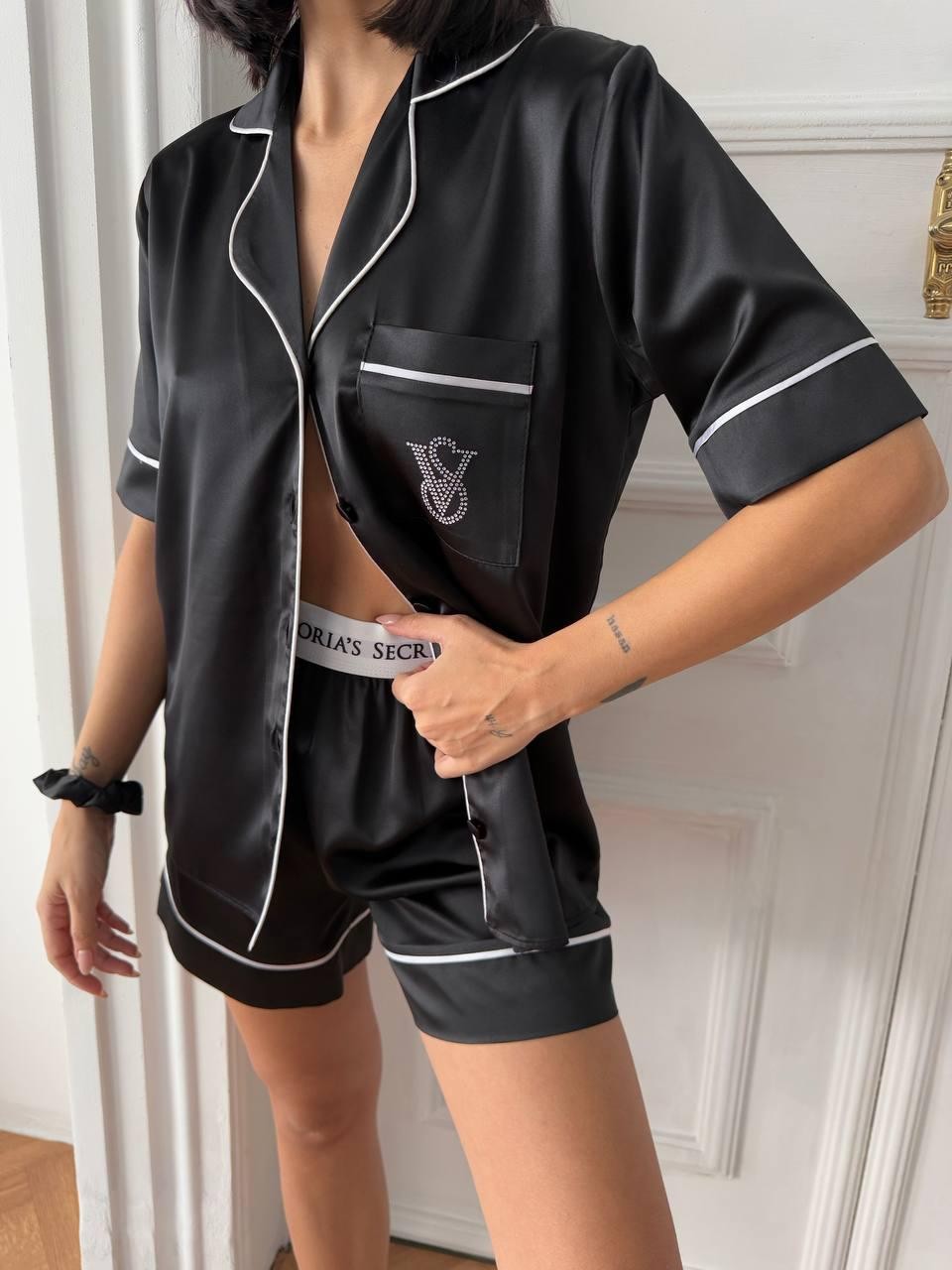 VS Siyah Taş Detaylı Şortlu Saten Kadın Pijama