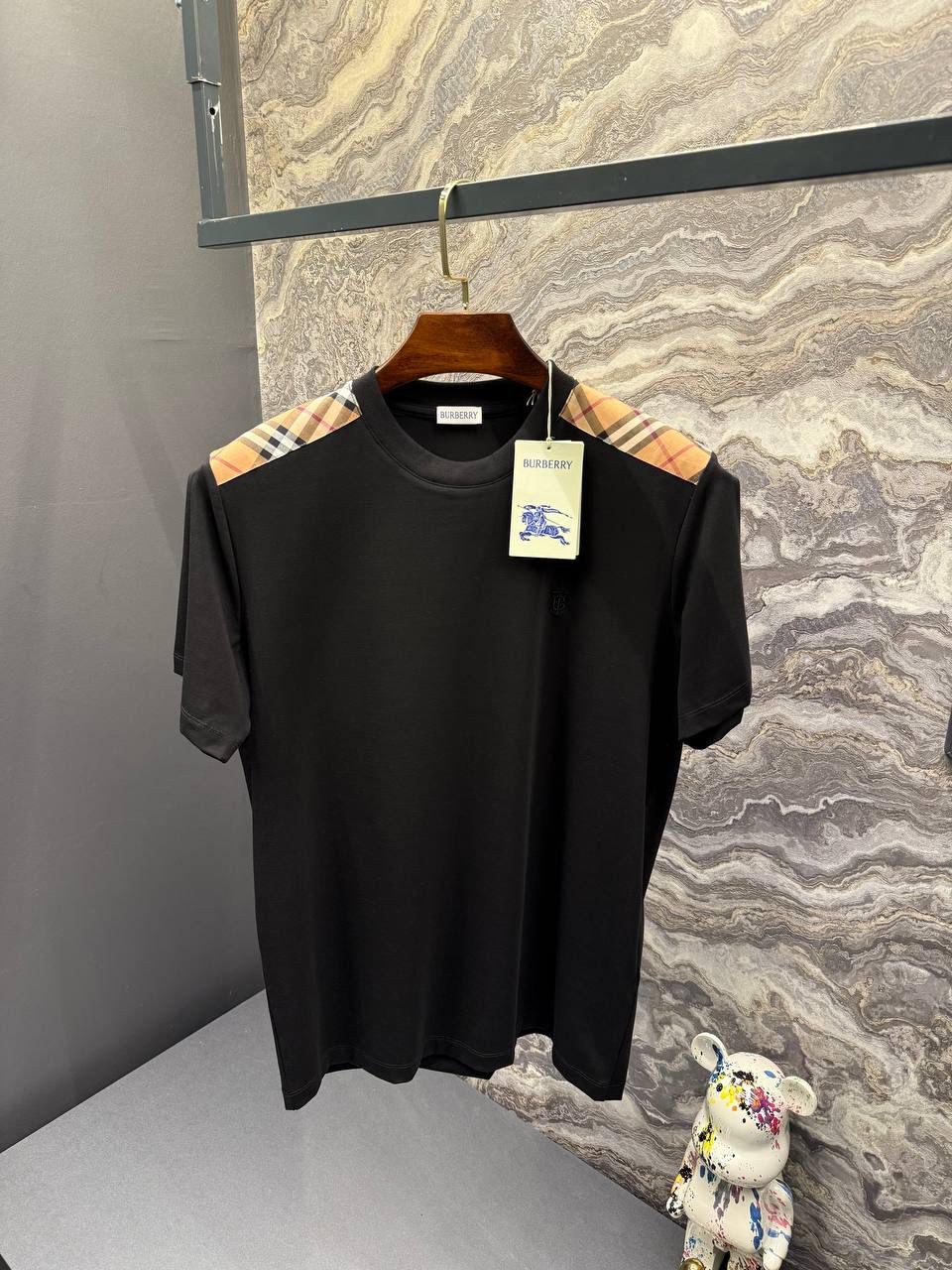 BURBERRY Omuz Detaylı Nakış Logolu Siyah Erkek T-Shirt 9300