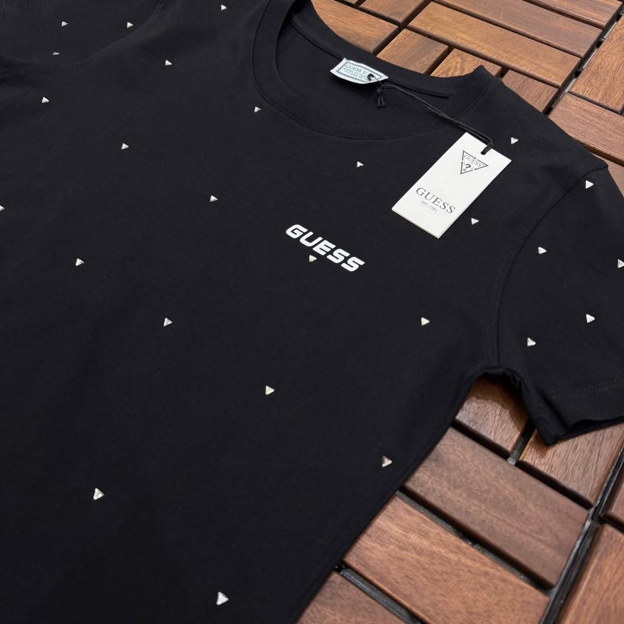 GUESS Boncuk Detaylı Siyah Kadın T-Shirt ES89