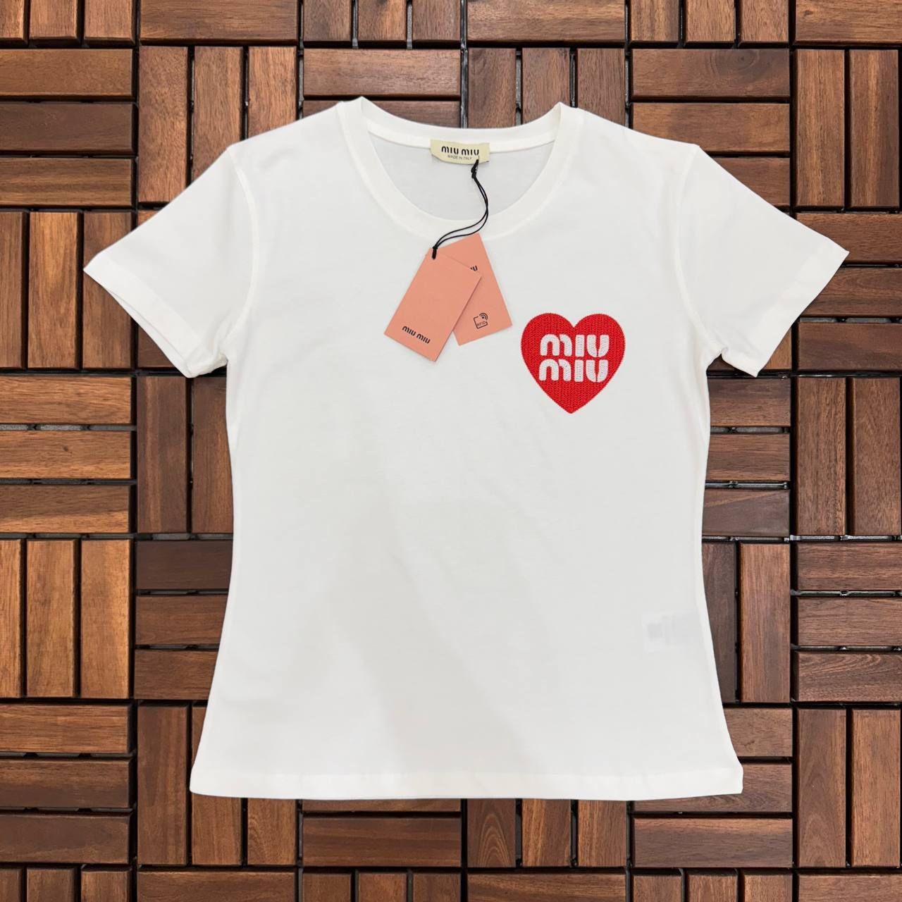 MIU MIU Nakış Kalp ve Logo Detaylı Beyaz Kadın T-Shirt BES79