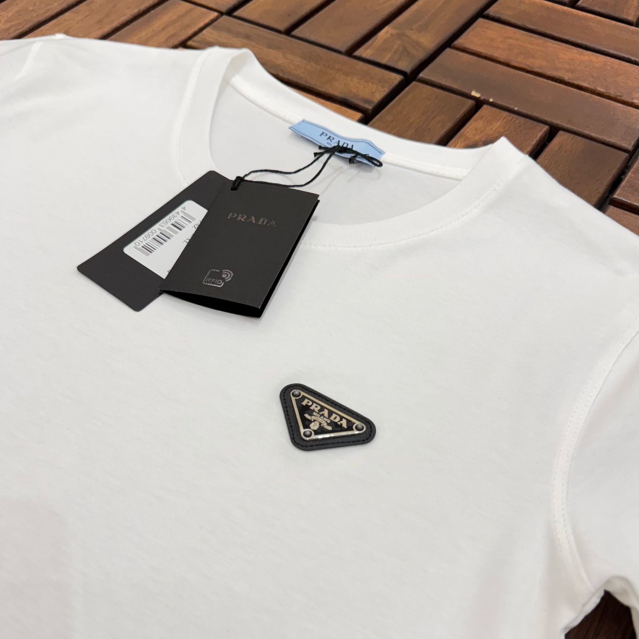 PRADA Metal Logo Detaylı Beyaz Kadın T-Shirt BES126