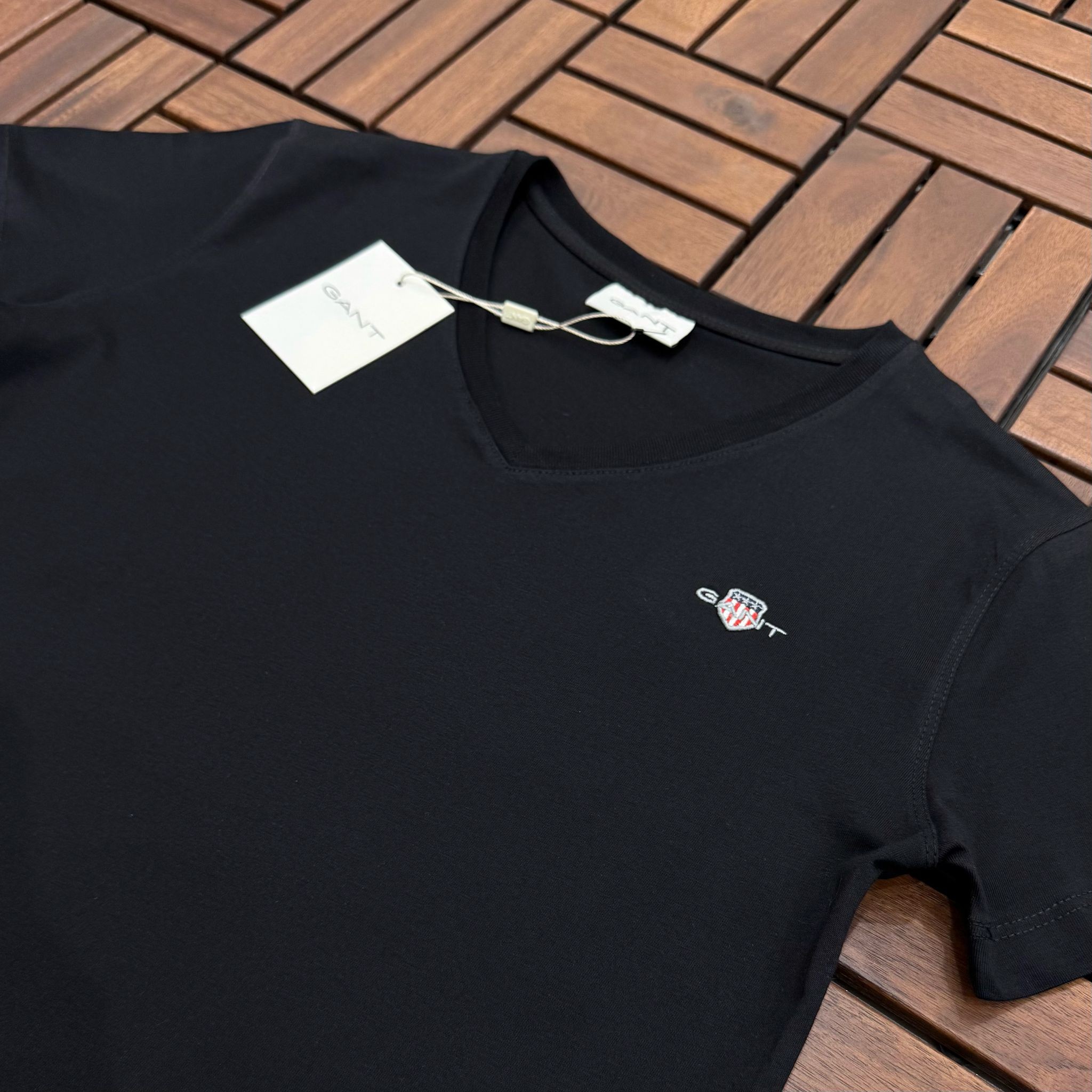 GANT V Yaka Nakış Detaylı Siyah Kadın T-Shirt BES171