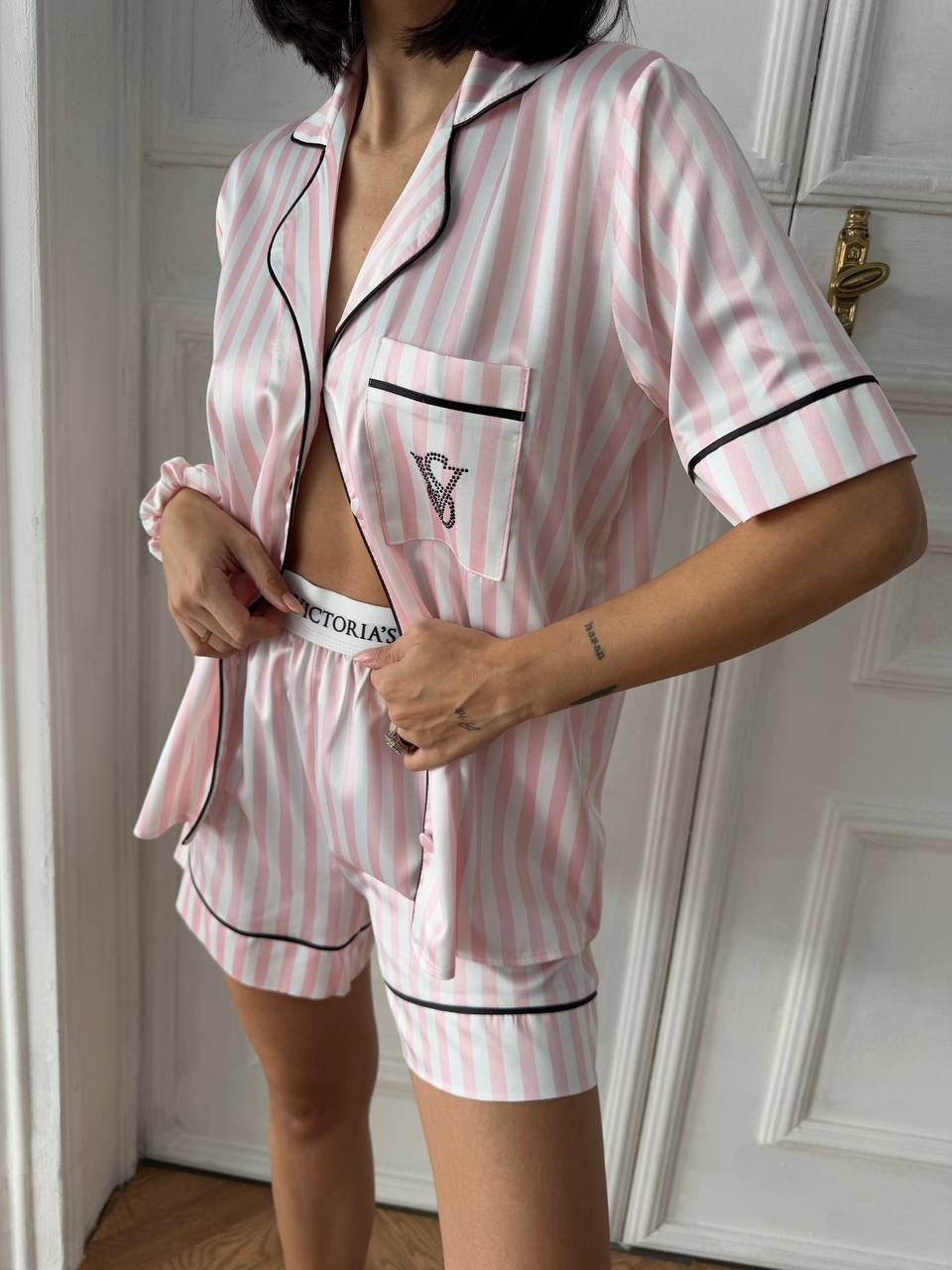 VS Pembe Çizgili Şortlu Saten Pijama Takımı
