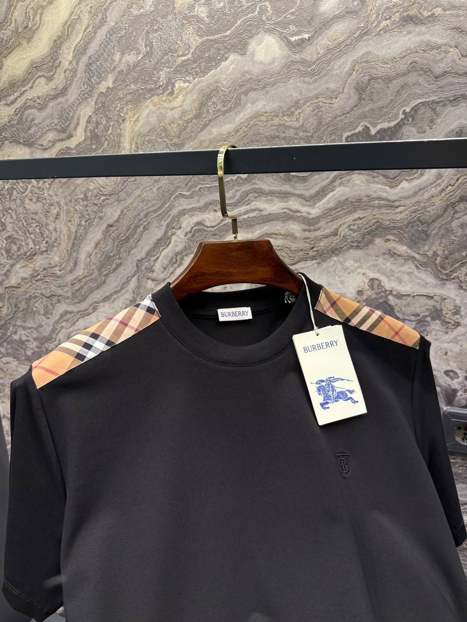 BURBERRY Omuz Detaylı Nakış Logolu Siyah Erkek T-Shirt 9300