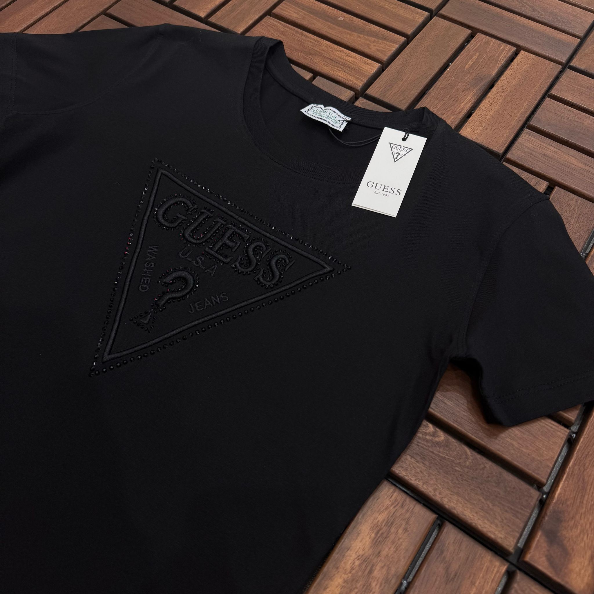GUESS Taş İşlemeli ve Nakış Detaylı Siyah Kadın T-Shirt BES27
