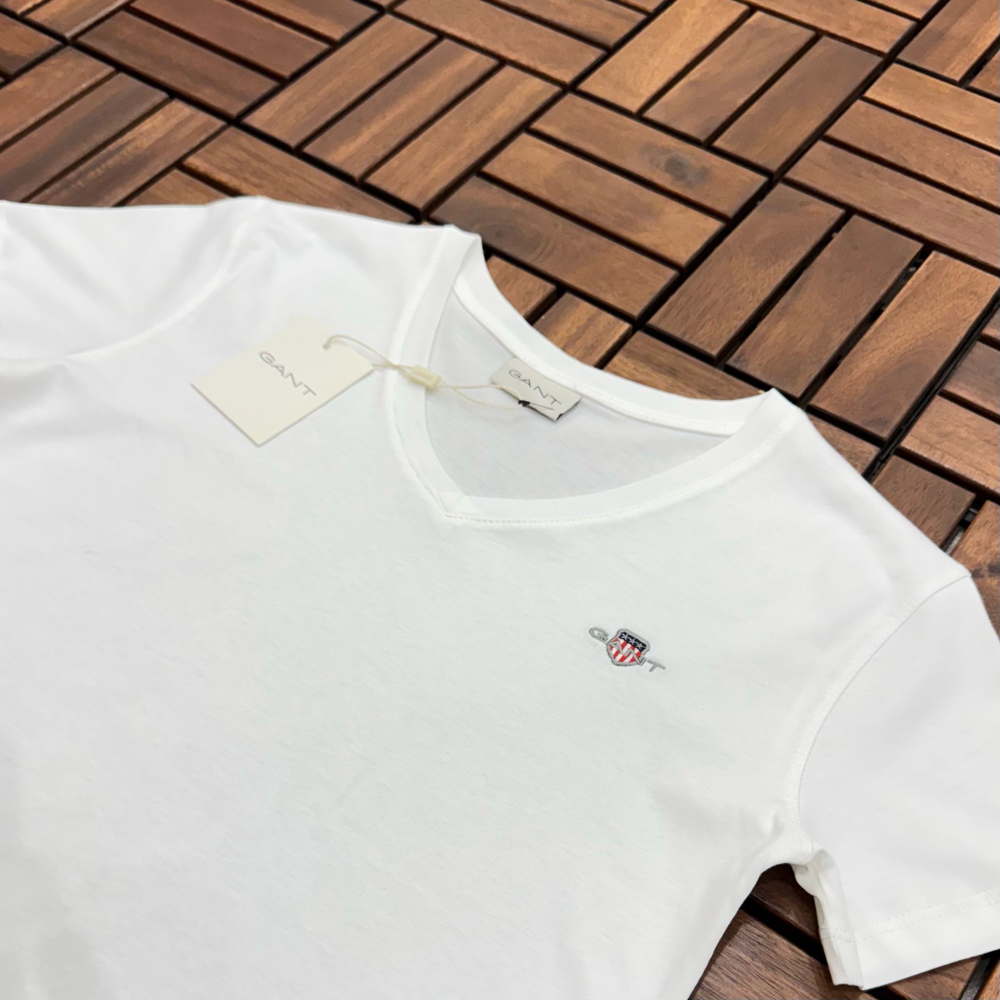 GANT V Yaka Nakış Detaylı Beyaz Kadın T-Shirt BES171