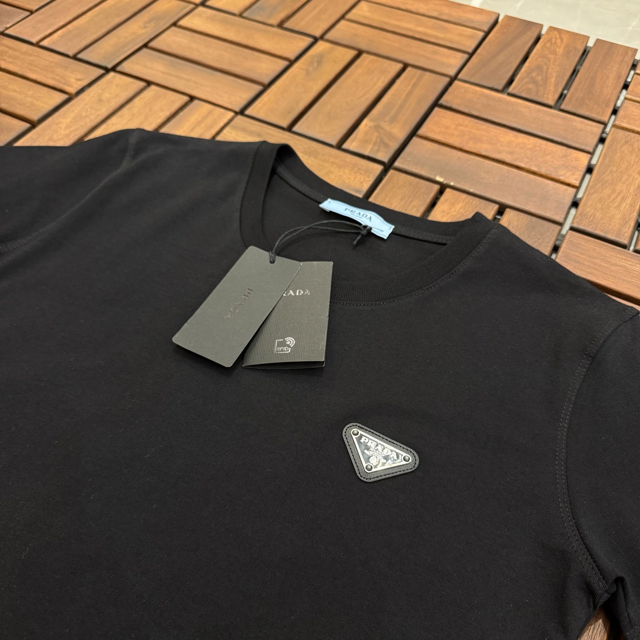 PRADA Metal Logo Detaylı Siyah Kadın T-Shirt BES126