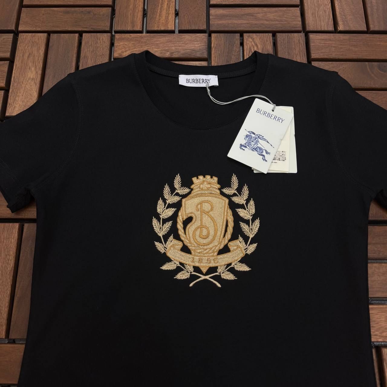 BURBERRY Nakış Detaylı Siyah Kadın T-Shirt BES107