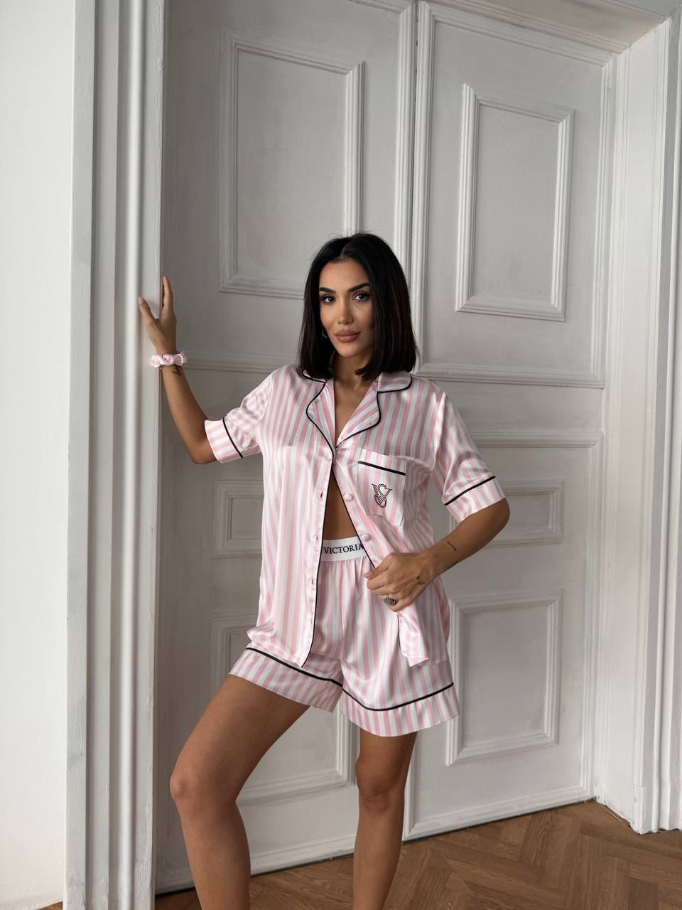 VS Pembe Çizgili Şortlu Saten Pijama Takımı