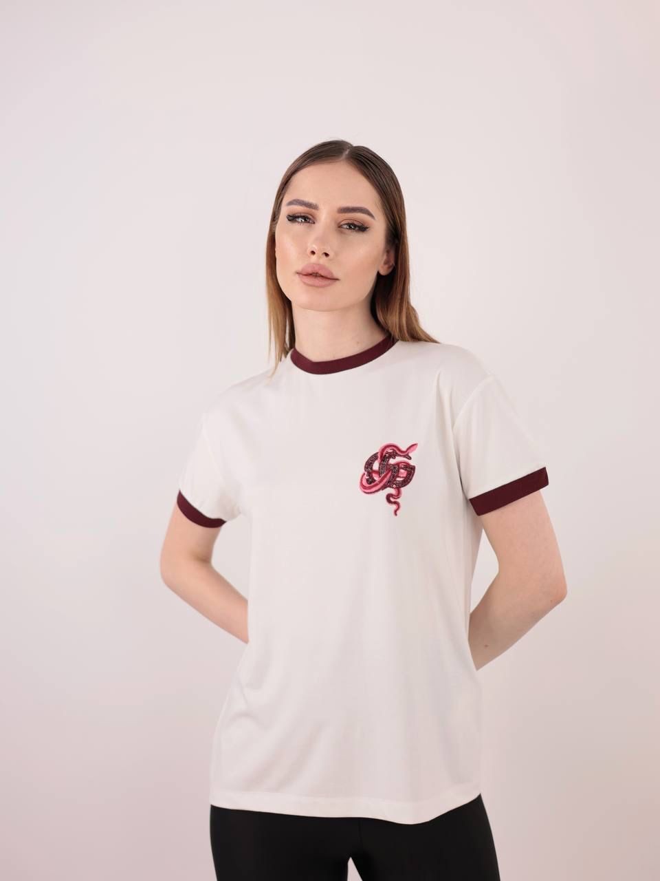 GUCCI Bordo Yılan Detaylı Beyaz Kadın T-Shirt 40601