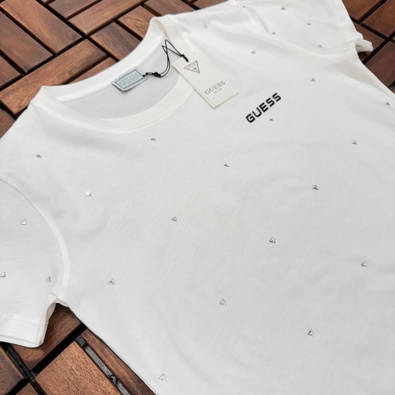 GUESS Boncuk Detaylı Beyaz Kadın T-Shirt ES89