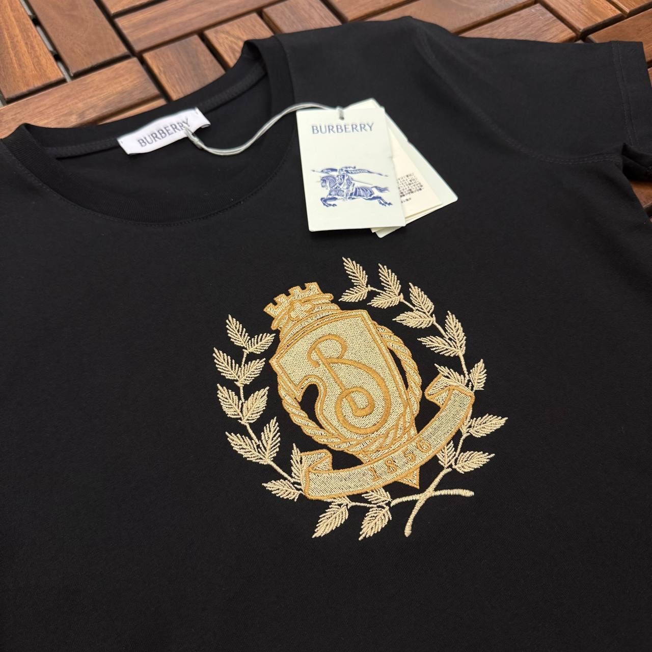BURBERRY Nakış Detaylı Siyah Kadın T-Shirt BES107