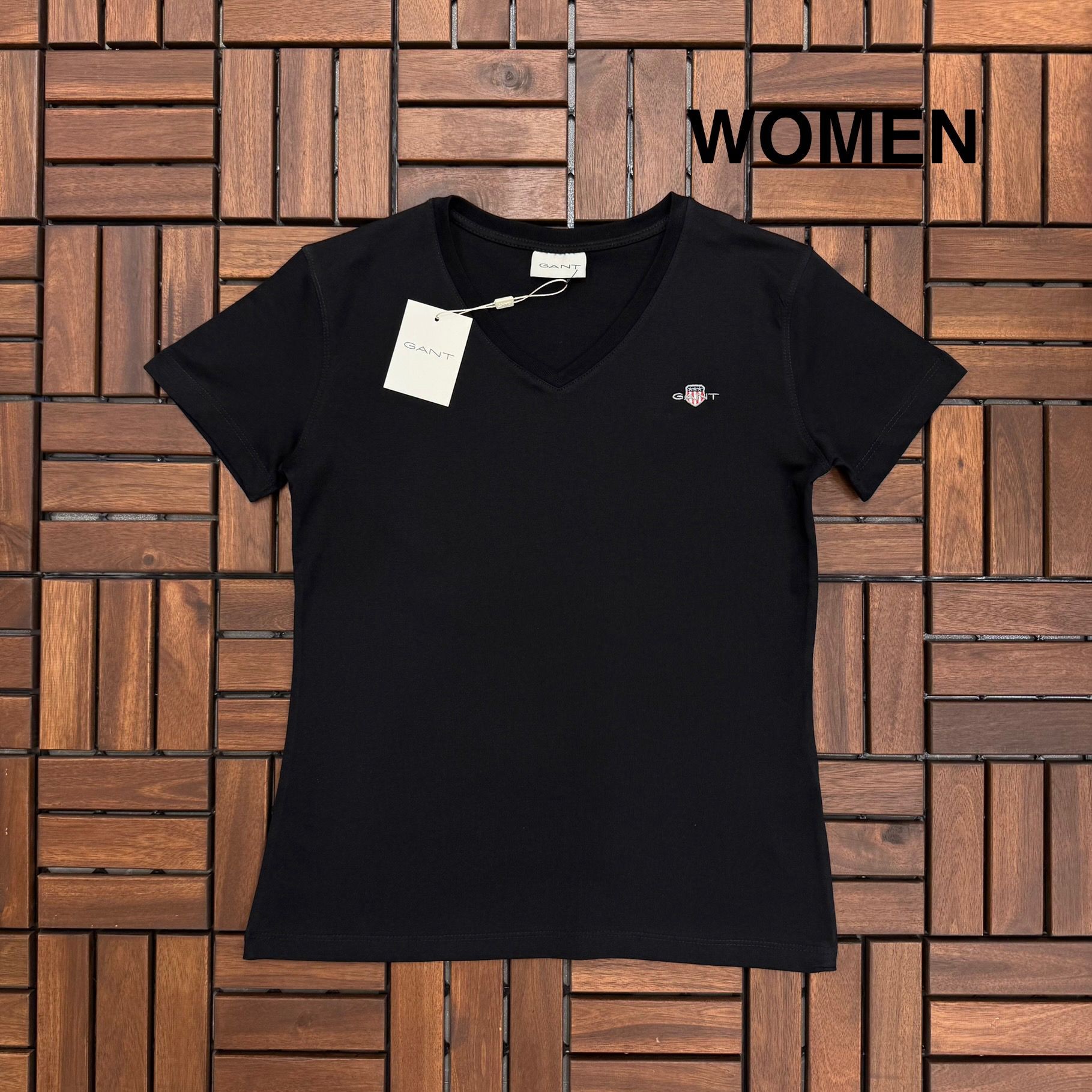 GANT V Yaka Nakış Detaylı Siyah Kadın T-Shirt BES171
