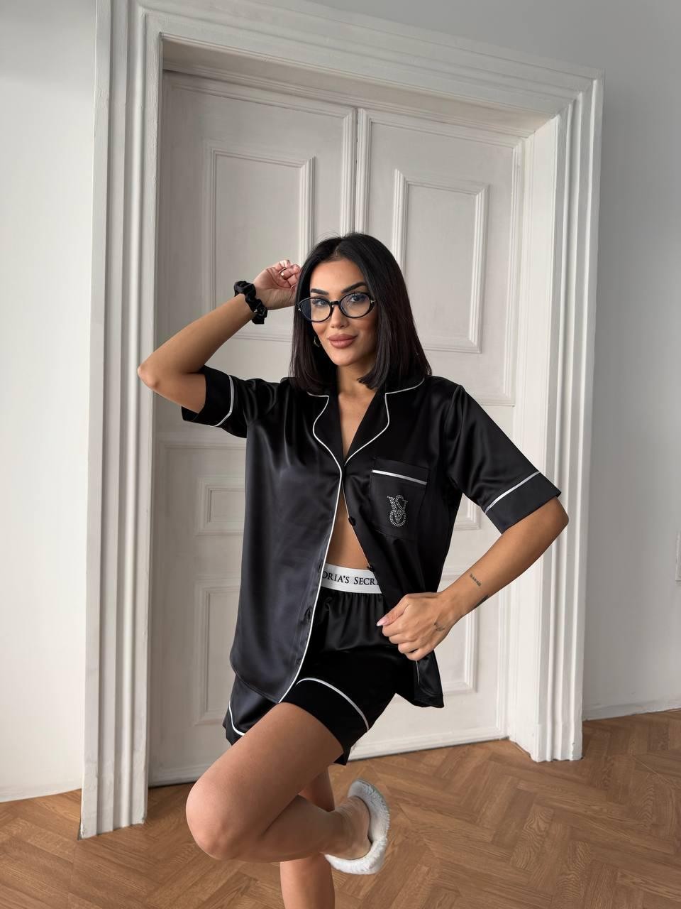 VS Siyah Taş Detaylı Şortlu Saten Kadın Pijama