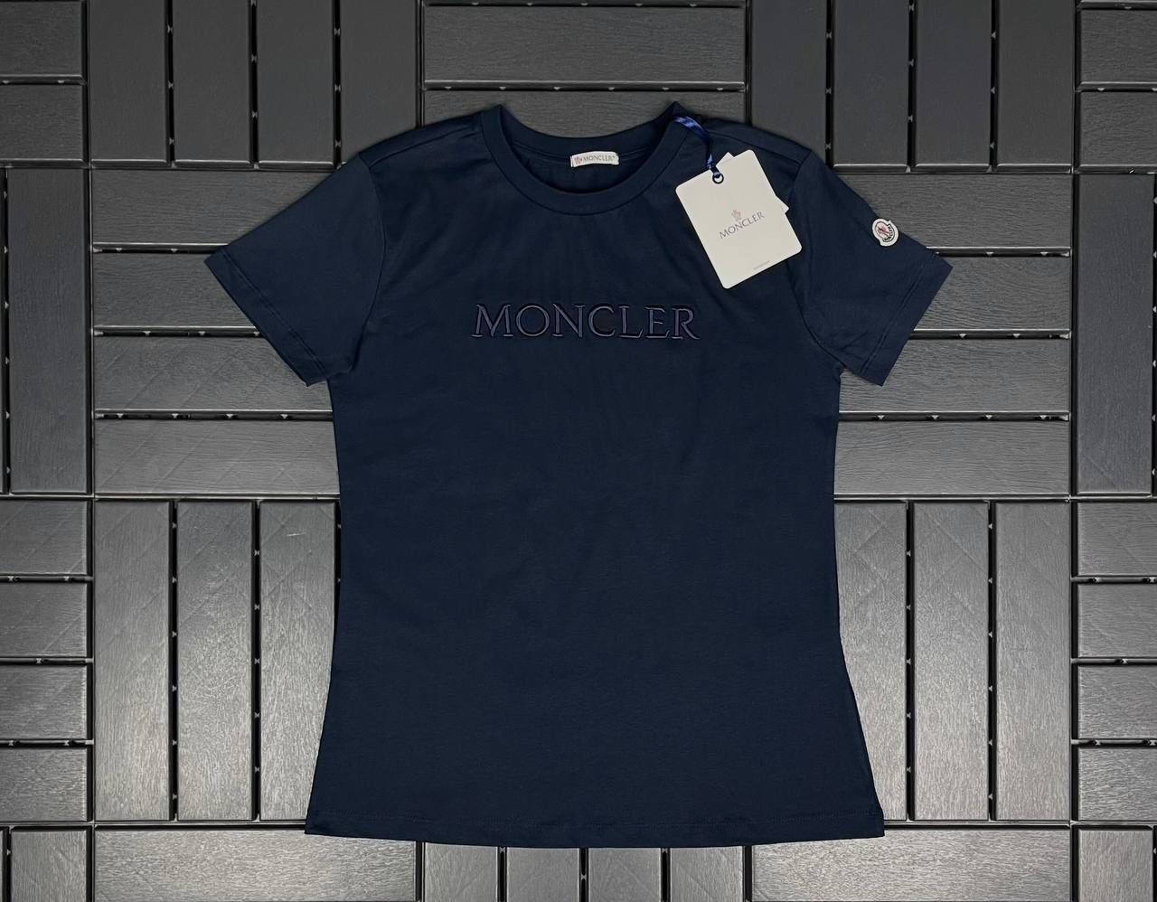 MONCLER NAKIŞ DETAYLI LACİVERT KADIN T-SHIRT 2617