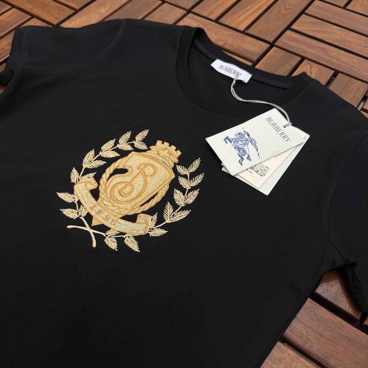 BURBERRY Nakış Detaylı Siyah Kadın T-Shirt BES107