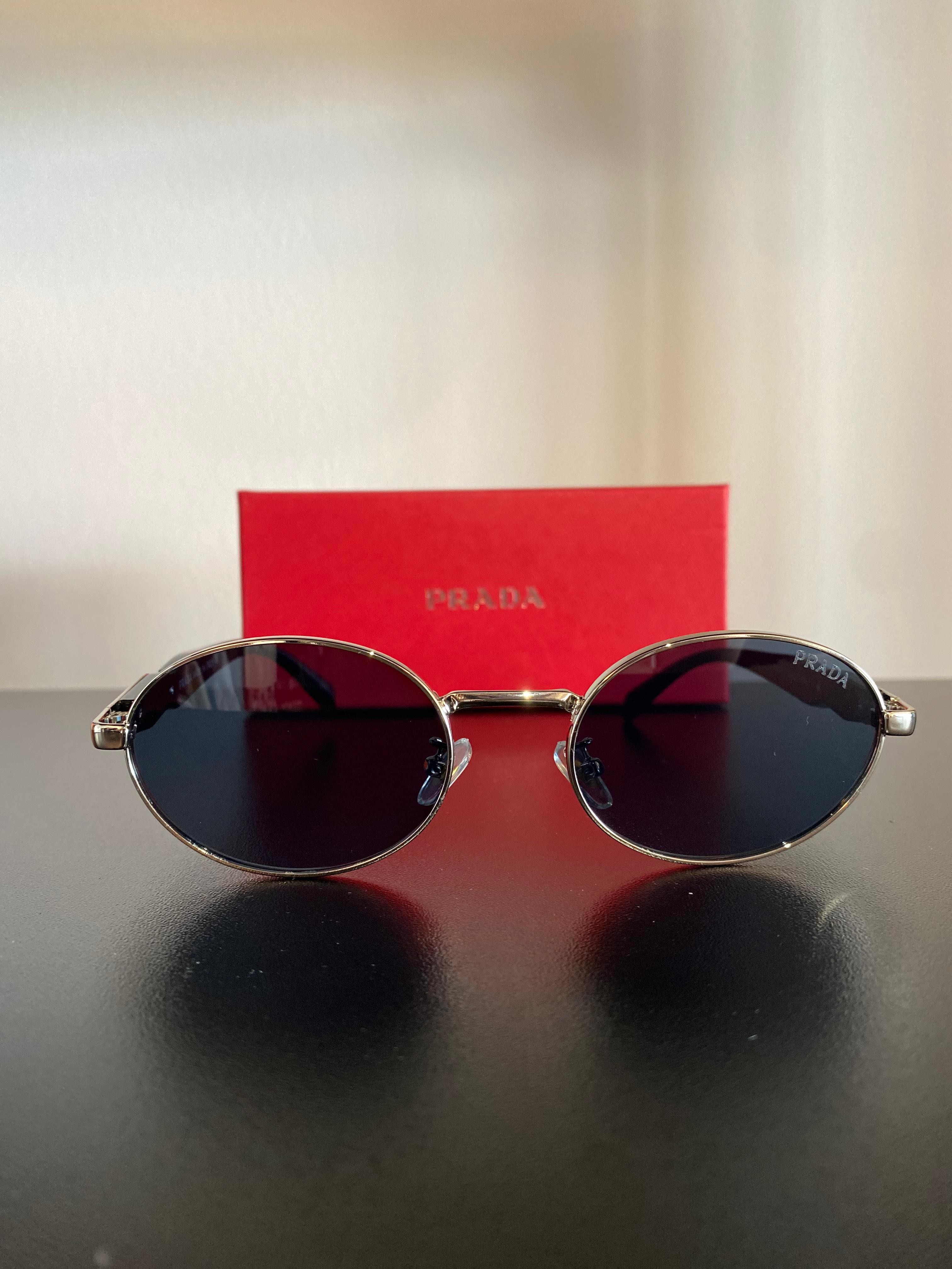Prada Kadın Gümüş Çerçeve Siyah Camlı Güneş Gözlüğü