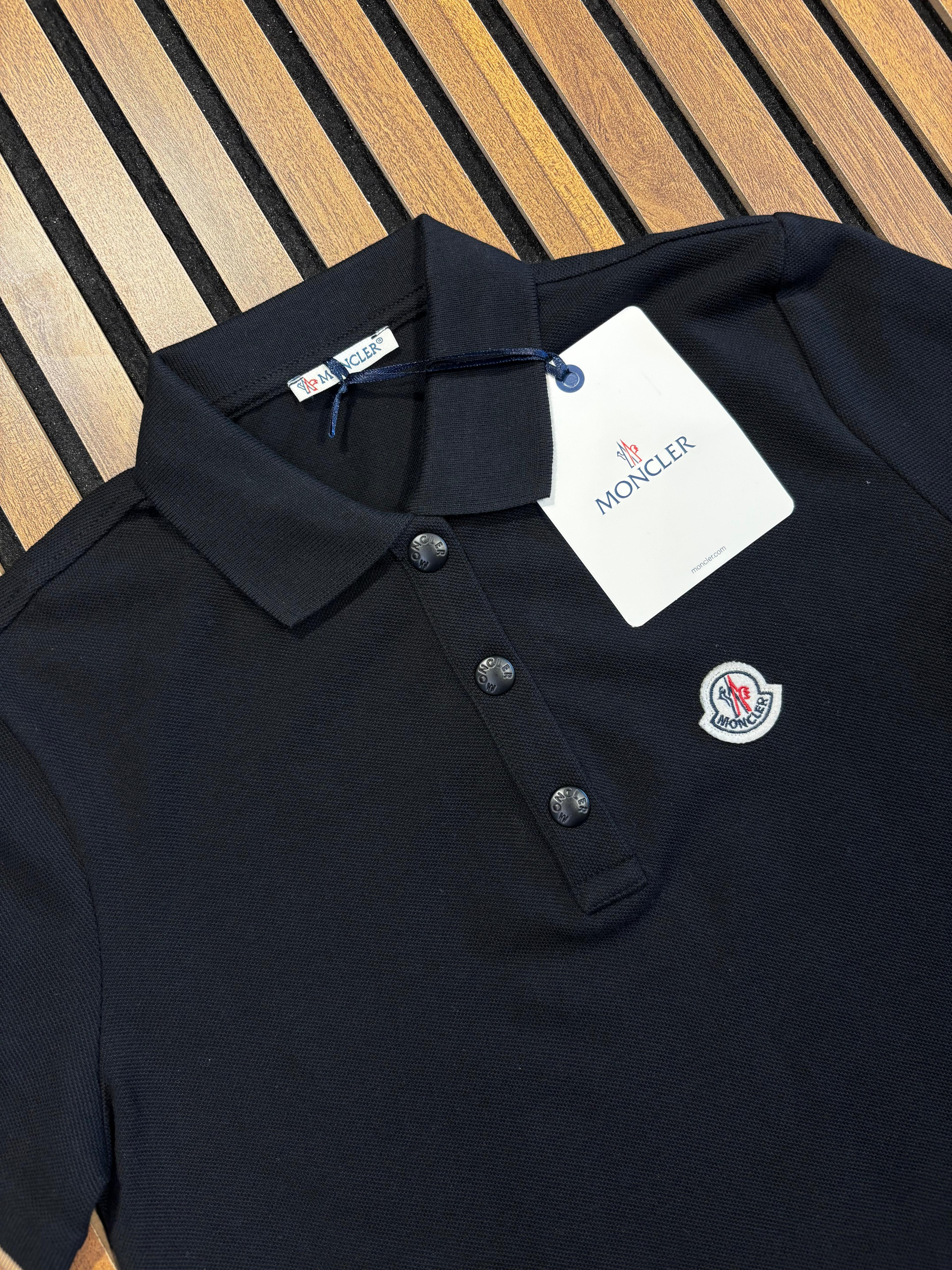 MONCLER Polo Yaka Logo Detaylı Siyah Kadın T-Shirt 3040