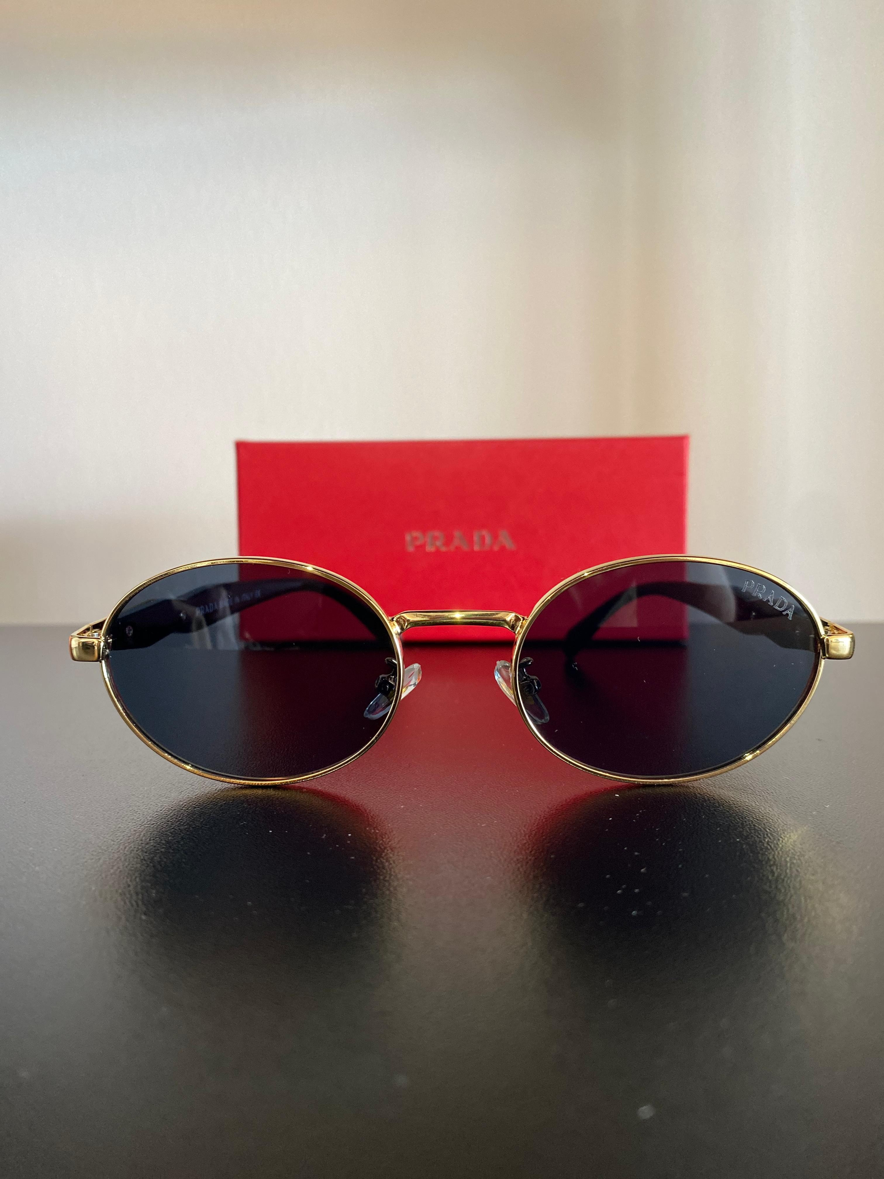 Prada Kadın Gold Çerçeve Siyah Camlı Güneş Gözlüğü