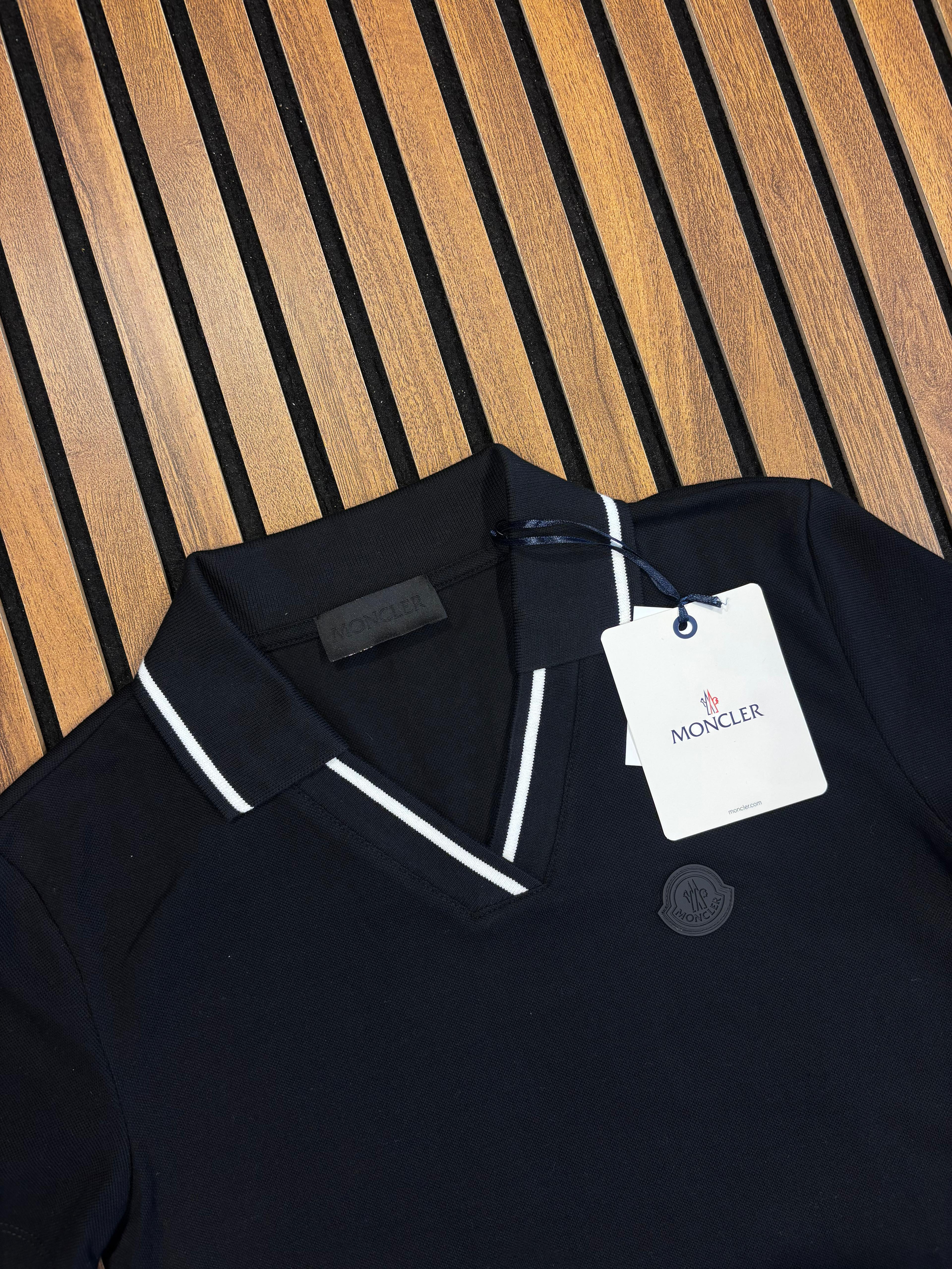 MONCLER Polo Yaka V Yaka Siyah T-Shirt 3029