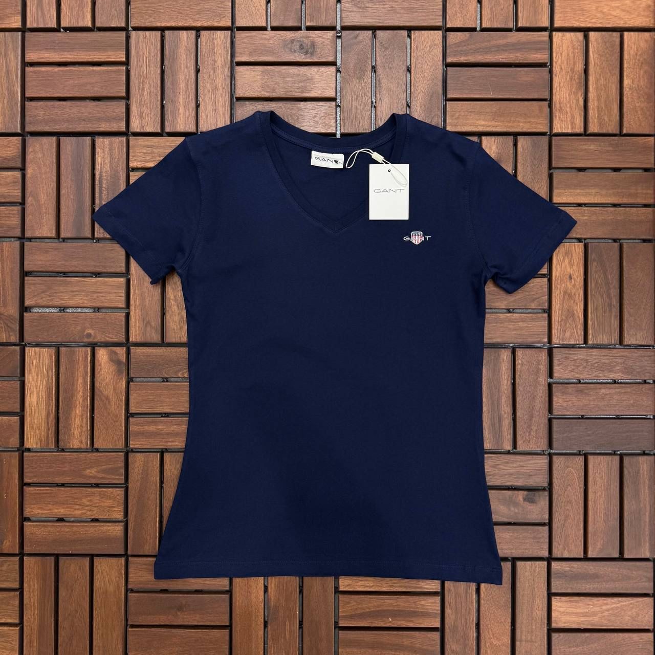 GANT V Yaka Nakış Detaylı Lacivert Kadın T-Shirt BES171