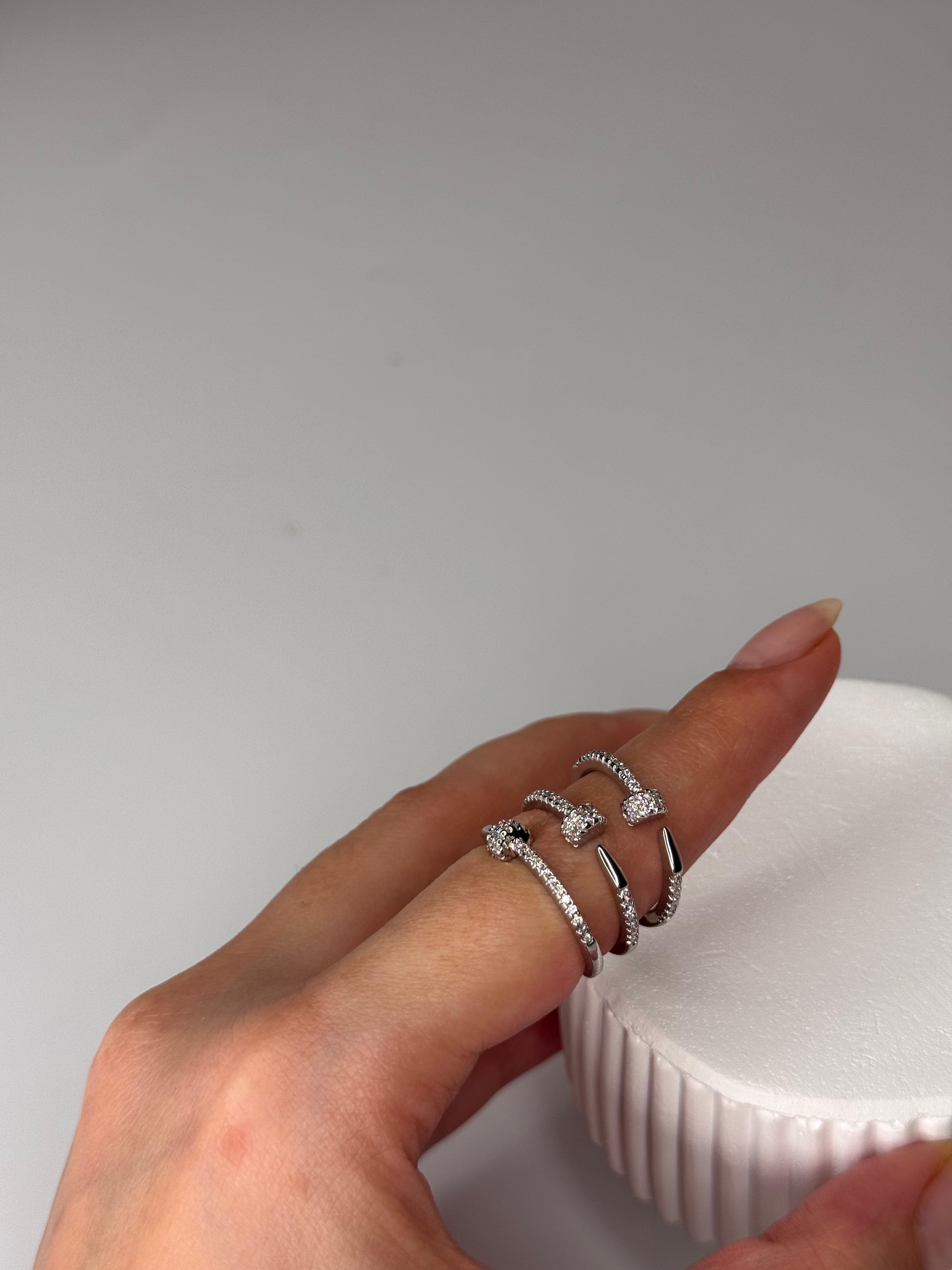 Tekli Gümüş Renk Ayarlanabilir Çelik Zirkon Taşlı Kadın Yüzük – Klasik ve Işıltılı Tasarım