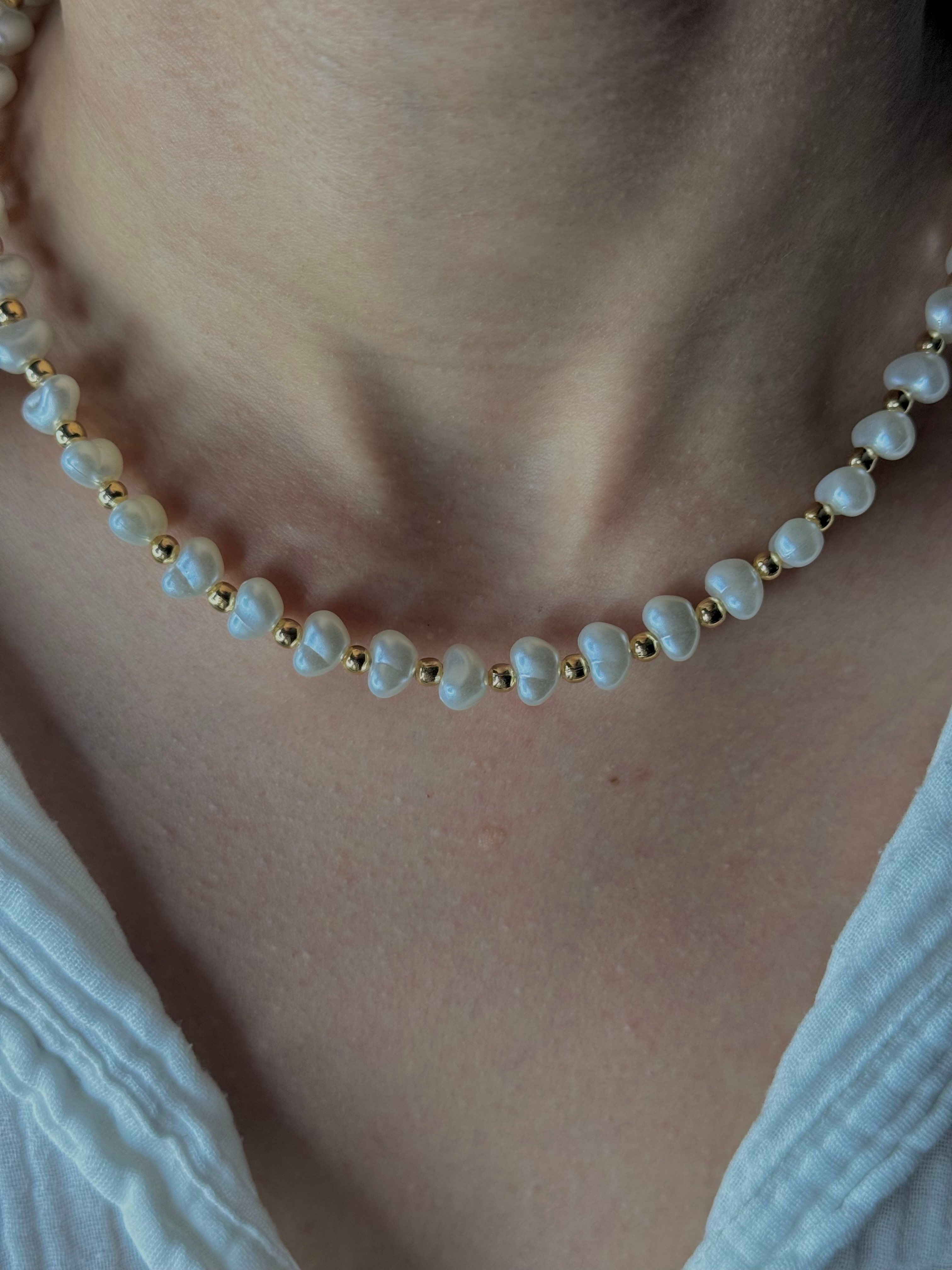 Altın Renk Top Detaylı Beyaz İnci Kadın Choker Kolye
