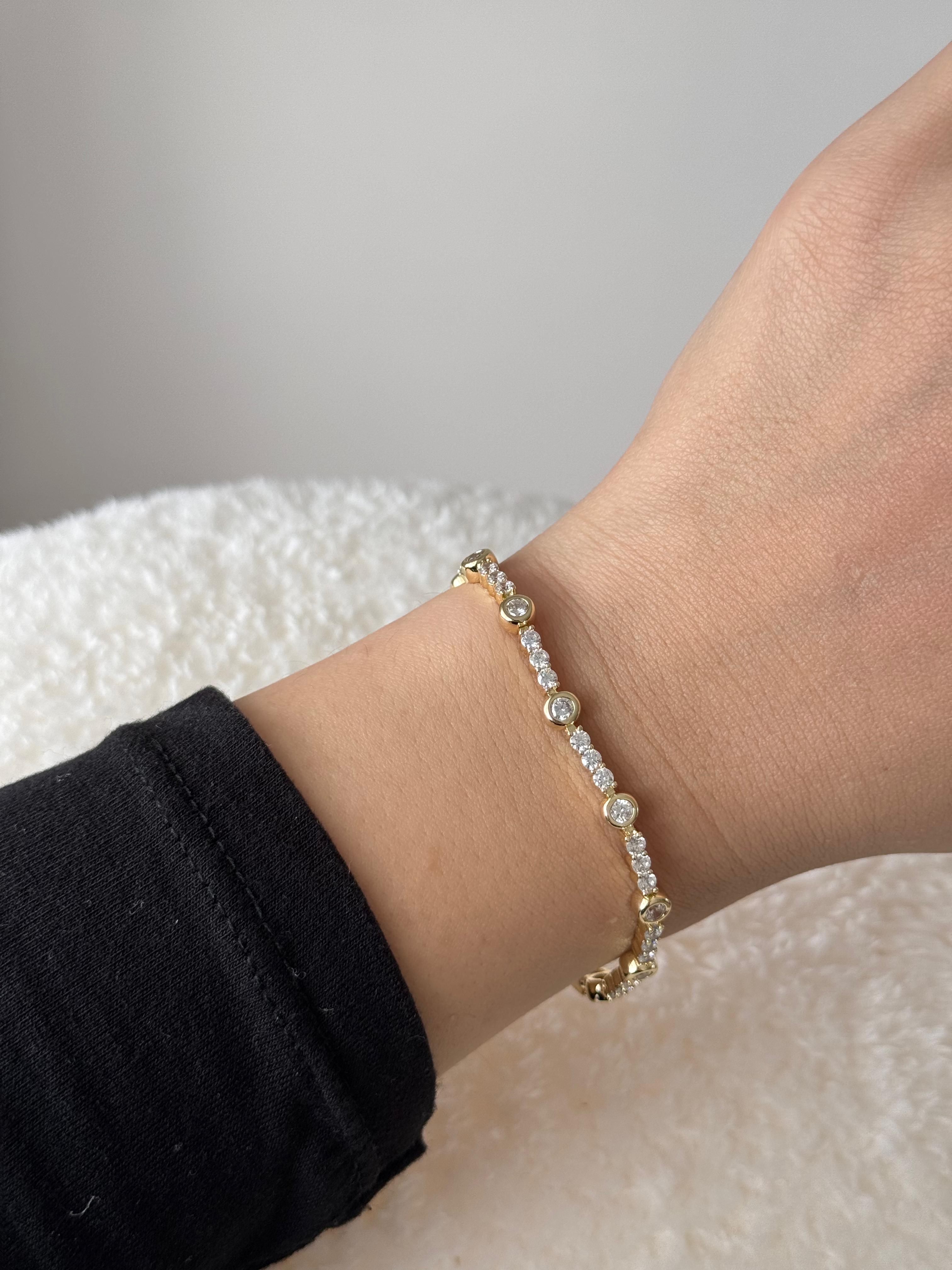 Altın Renk Renkli Taş Detaylı Kristal Çelik Bileklik 