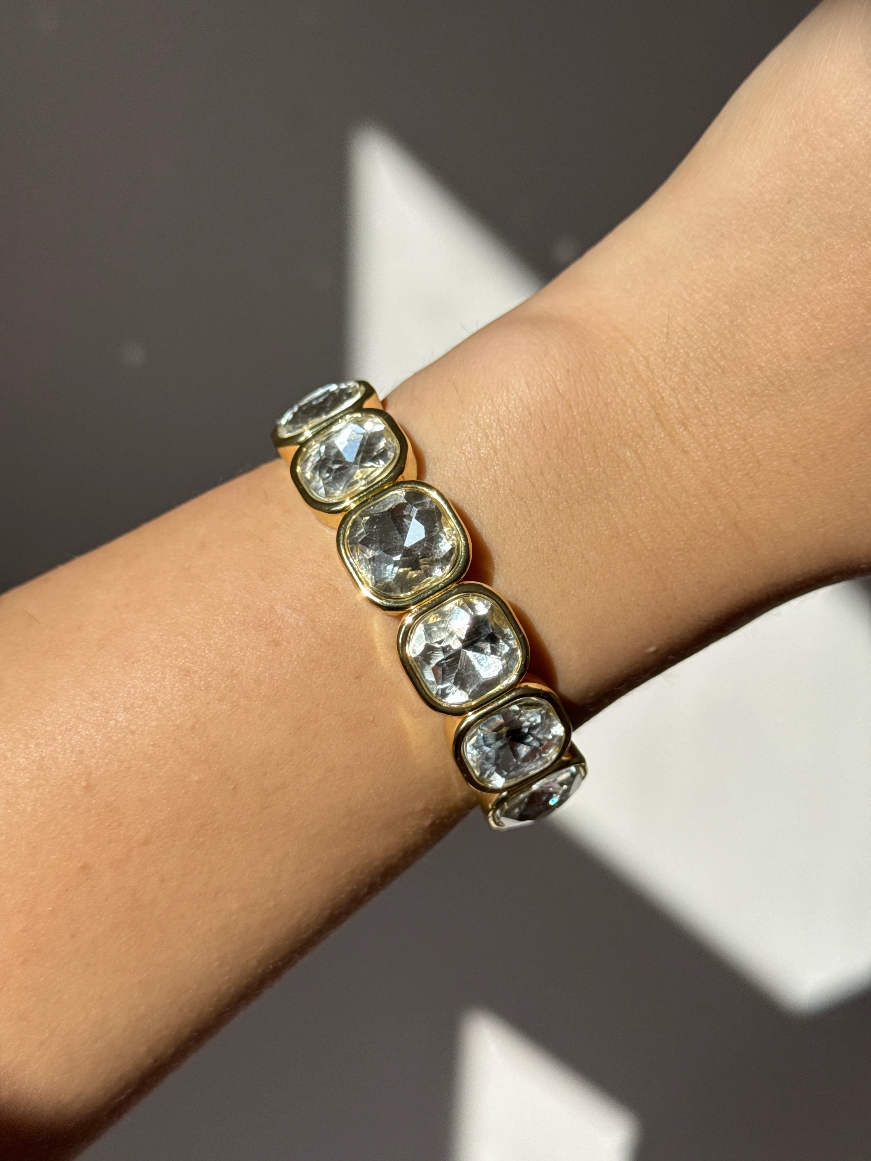 VIP Seri Kristal Taşlı Çelik Bileklik – Gold (Lastikli, Ayarlanabilir) 