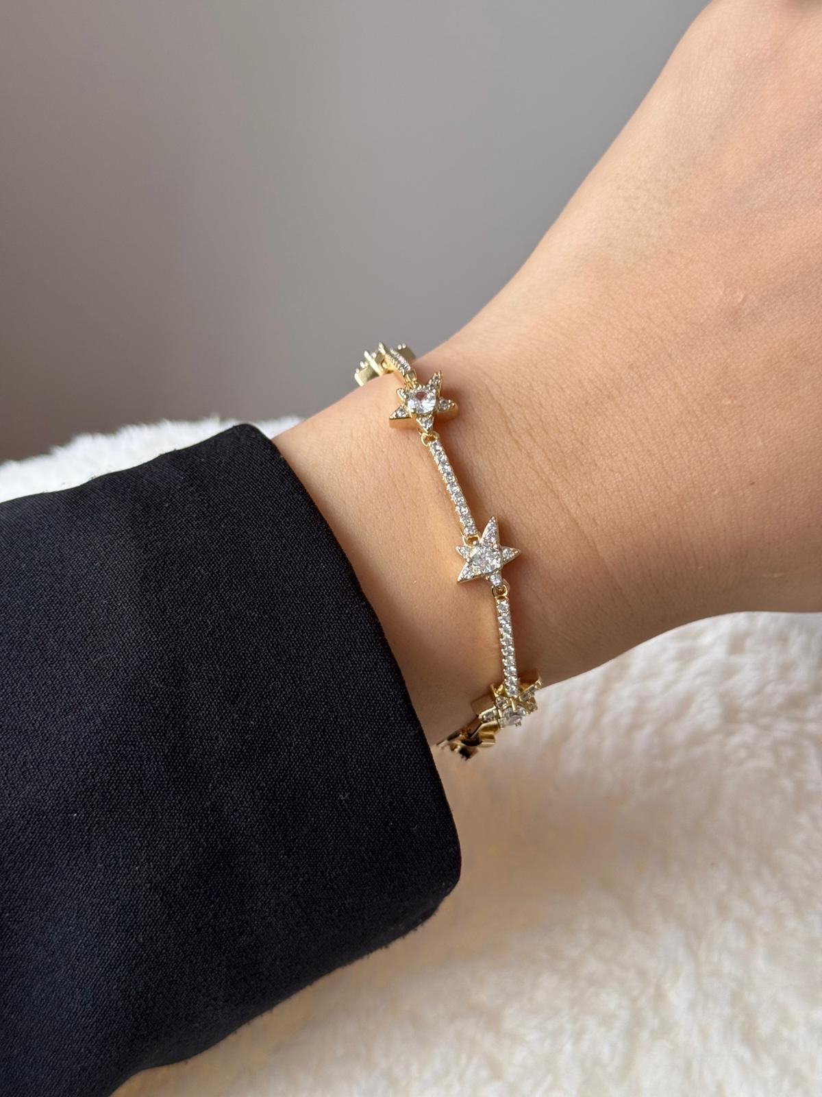Altın Renk Yıldız Motifli Kristal Taşlı Çelik Bileklik – Kadın