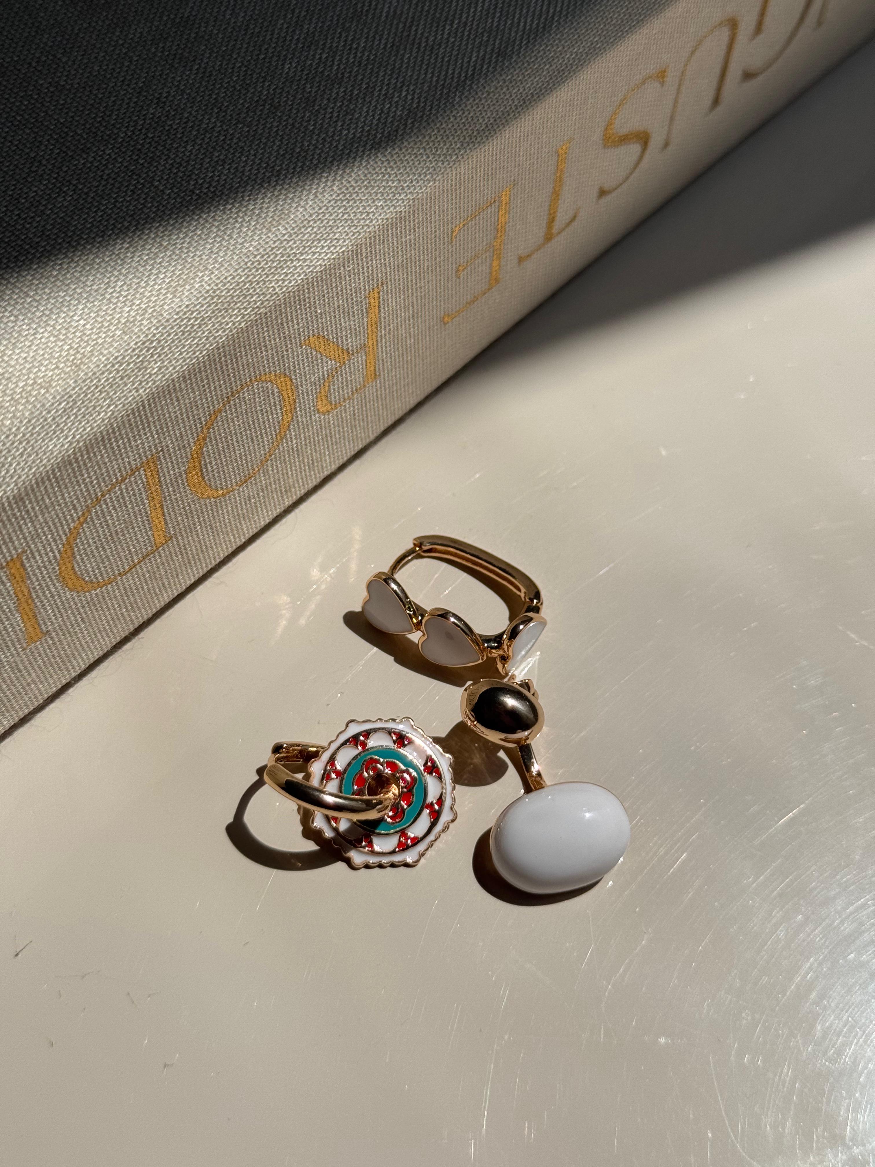 Renkli Mine ve Taş Detaylı Altın Renk Kadın Küpe Seti