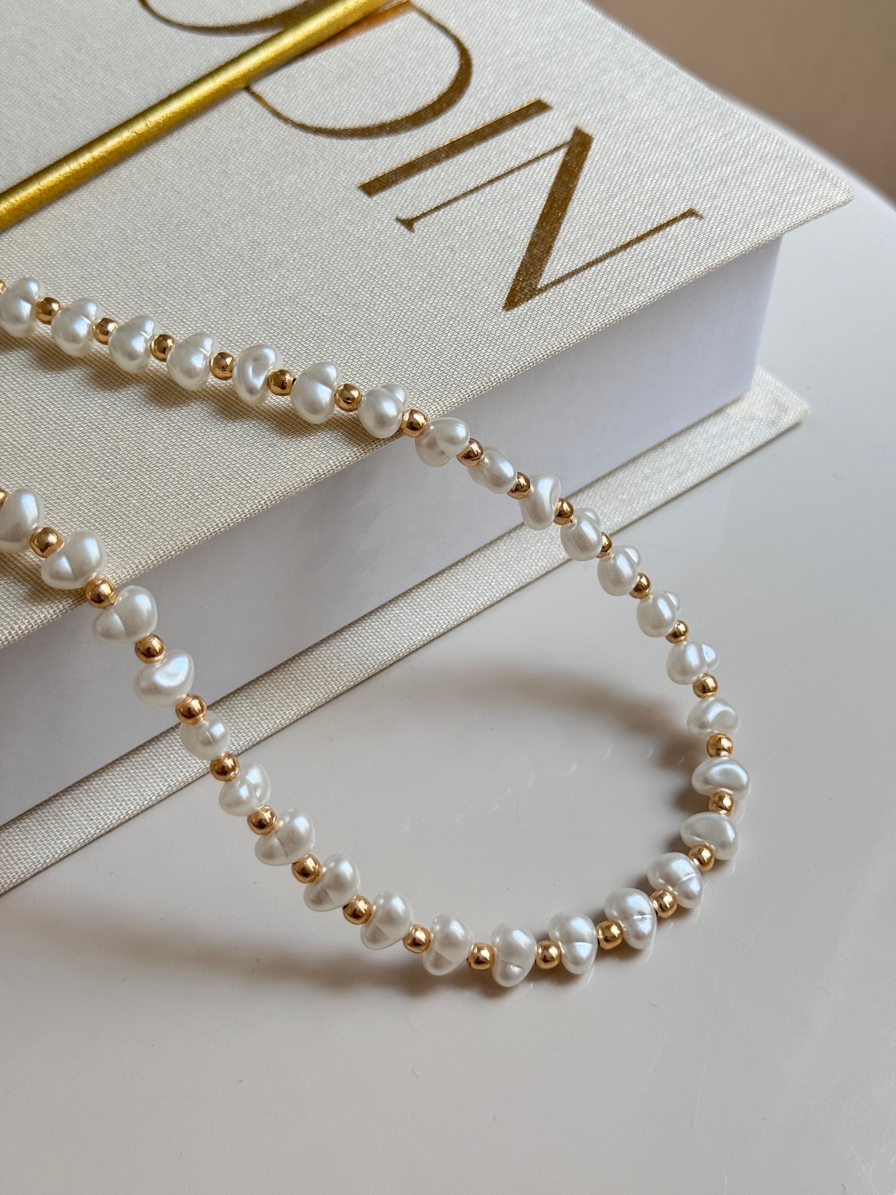 Altın Renk Top Detaylı Beyaz İnci Kadın Choker Kolye