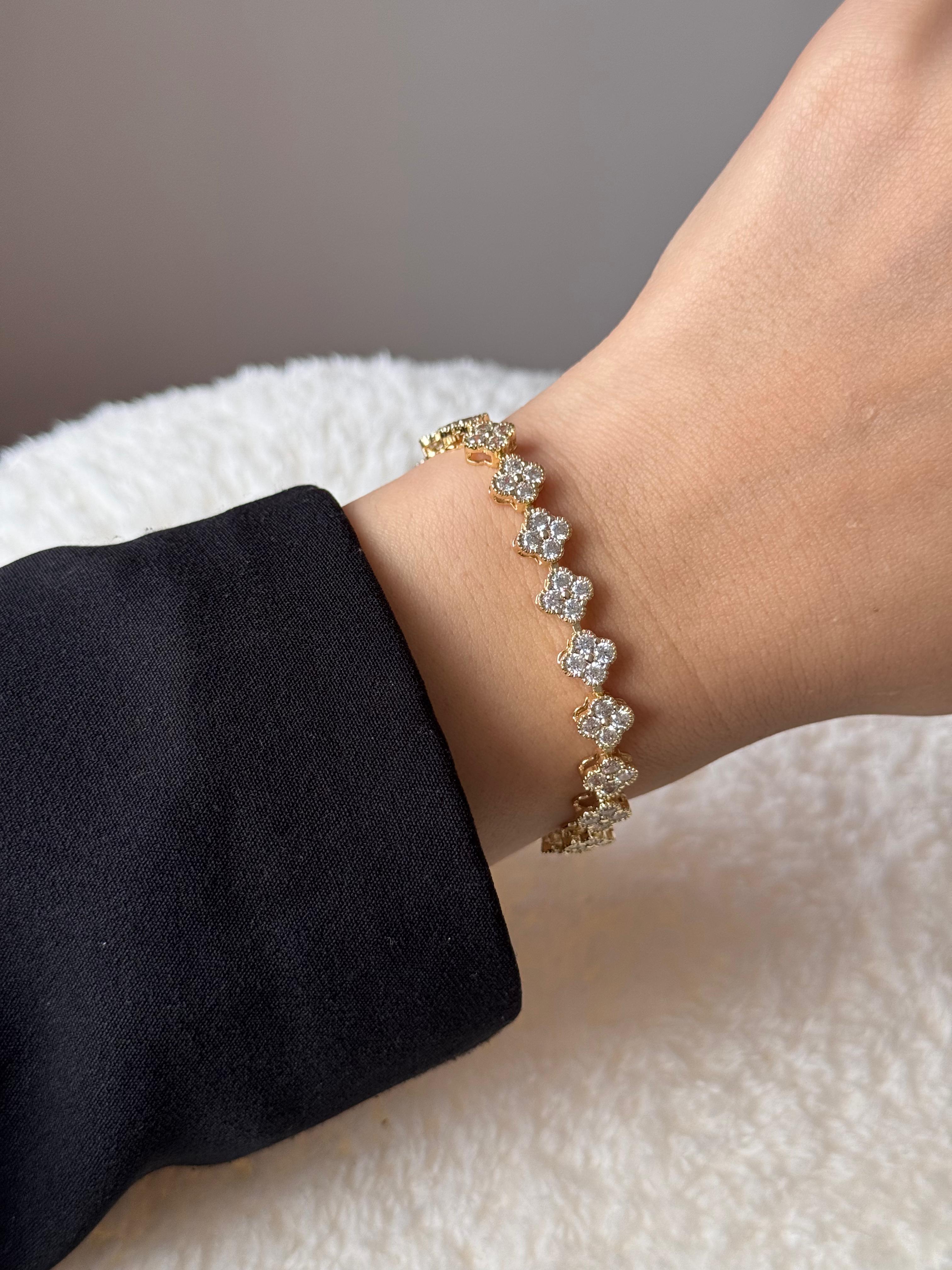 Altın Renk Çiçek Motifli Kristal Taşlı Çelik Bileklik