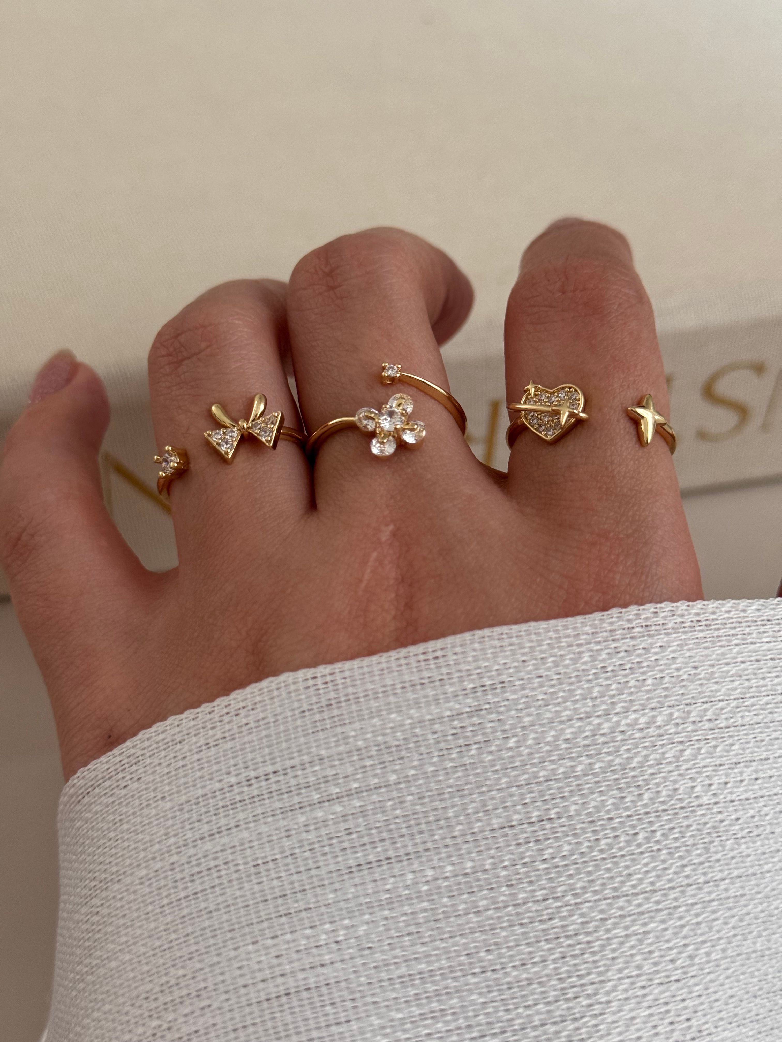 3’lü Ayarlanabilir Gold Figürlü Yüzük Seti – Fiyonk, Çiçek ve Kalp Detaylı