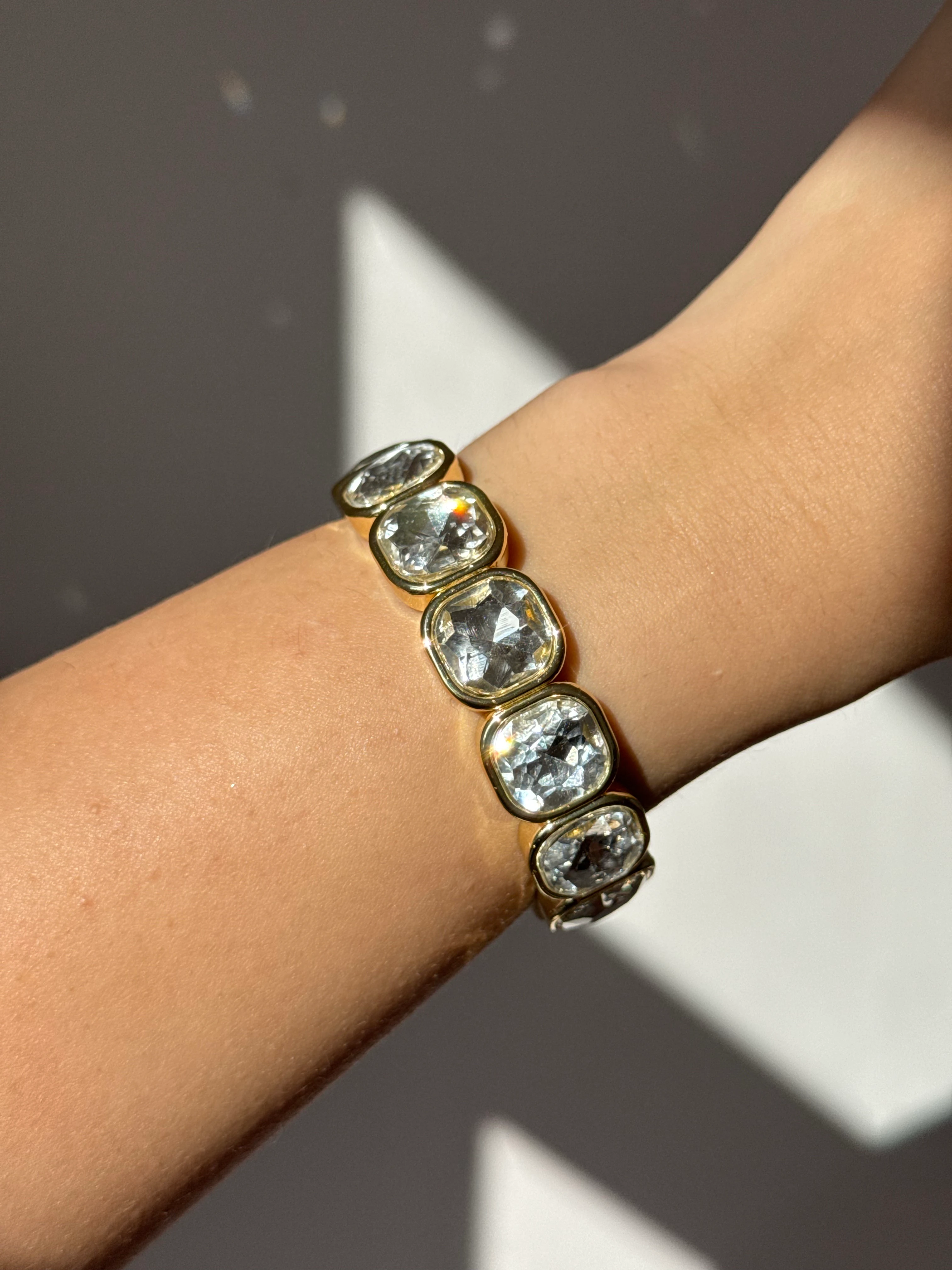 VIP Seri Kristal Taşlı Çelik Bileklik – Gold (Lastikli, Ayarlanabilir) 