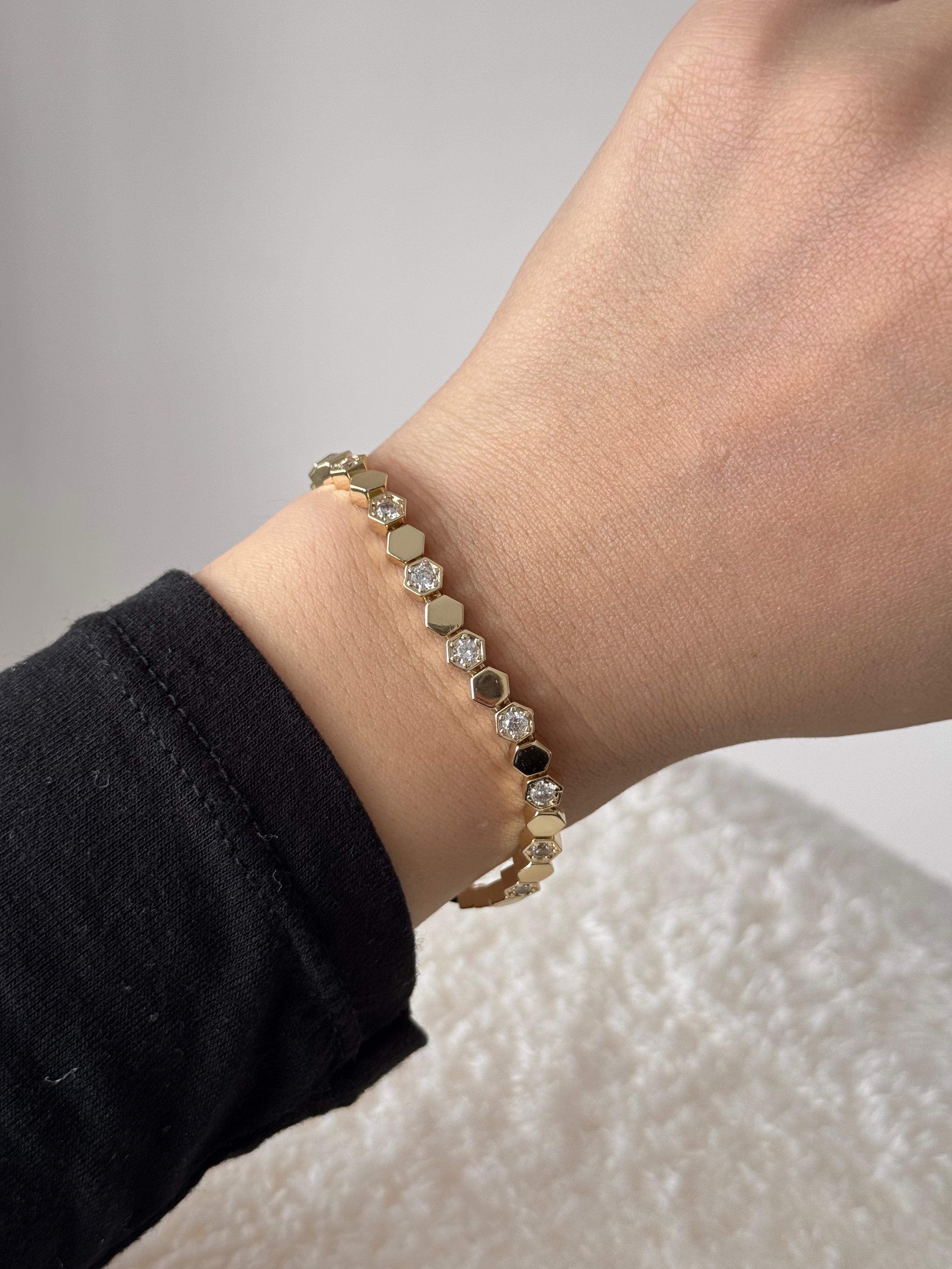 Altın Renk Parlak Taş Detaylı Çelik Bileklik 