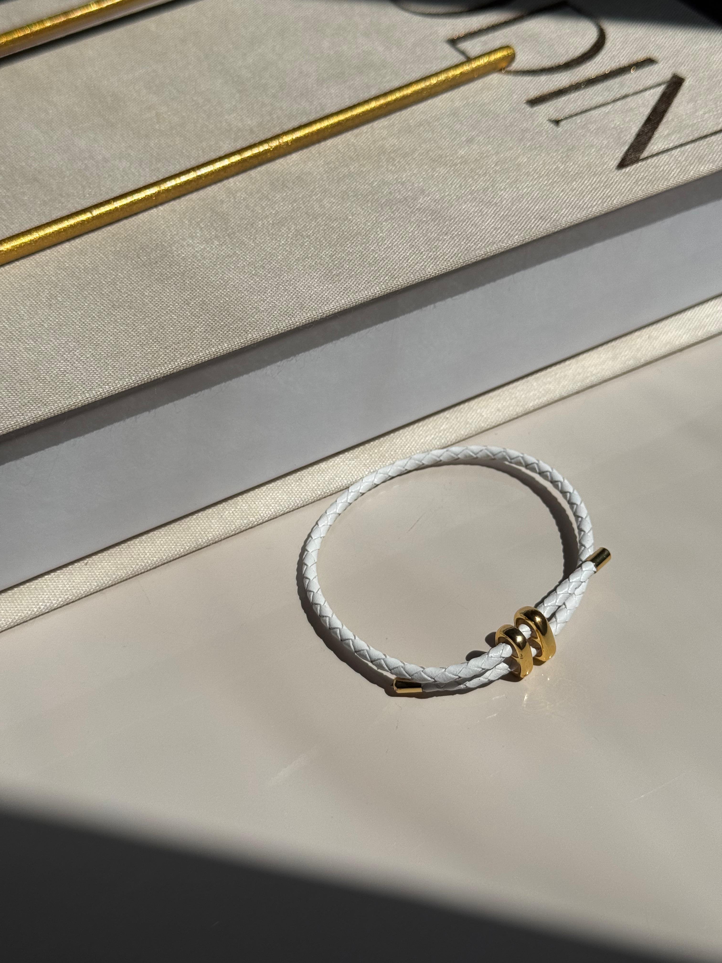 Beyaz Deri Görünümlü Çift Dolamalı Çelik Detaylı Unisex Bileklik