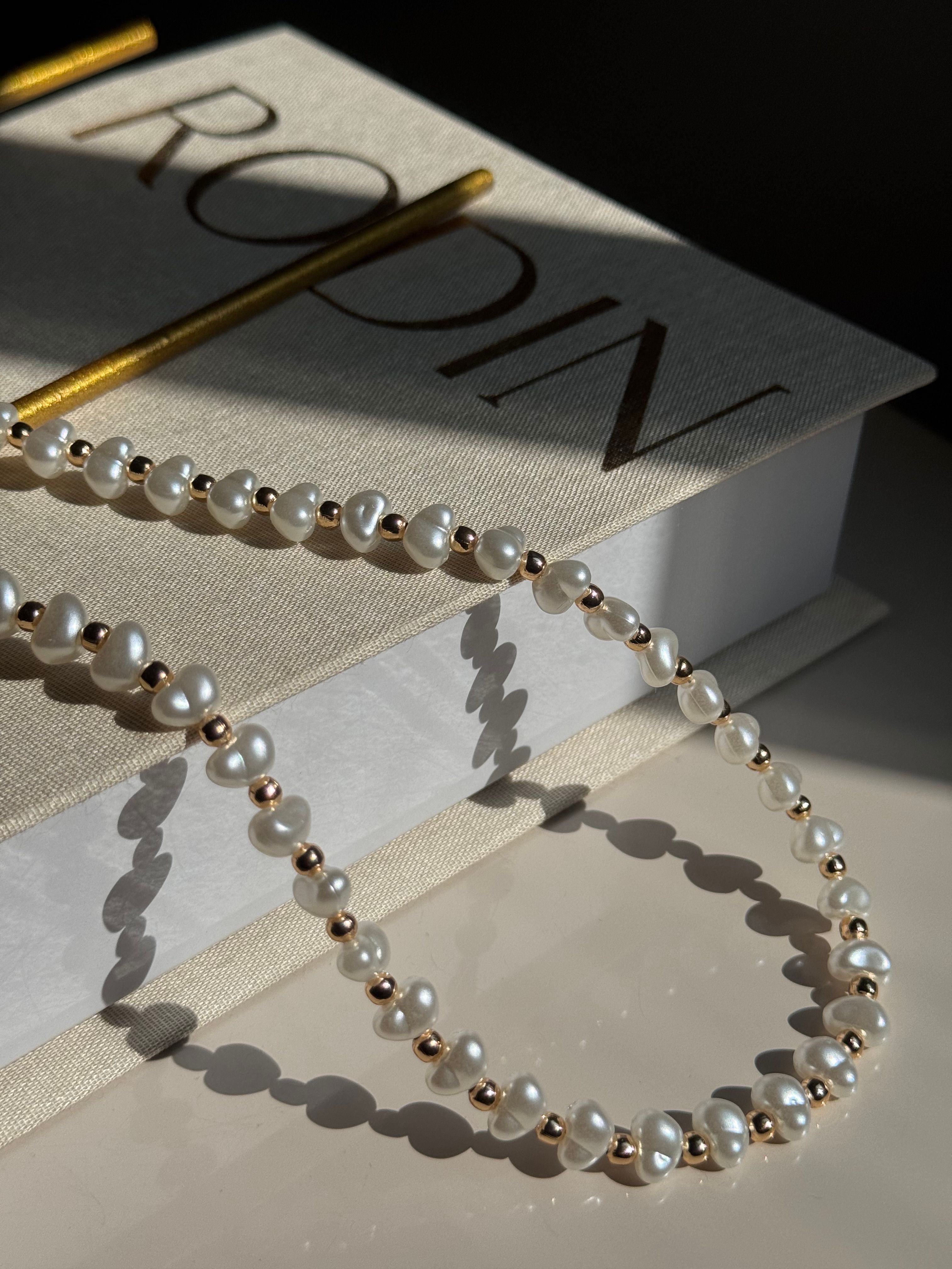 Altın Renk Top Detaylı Beyaz İnci Kadın Choker Kolye